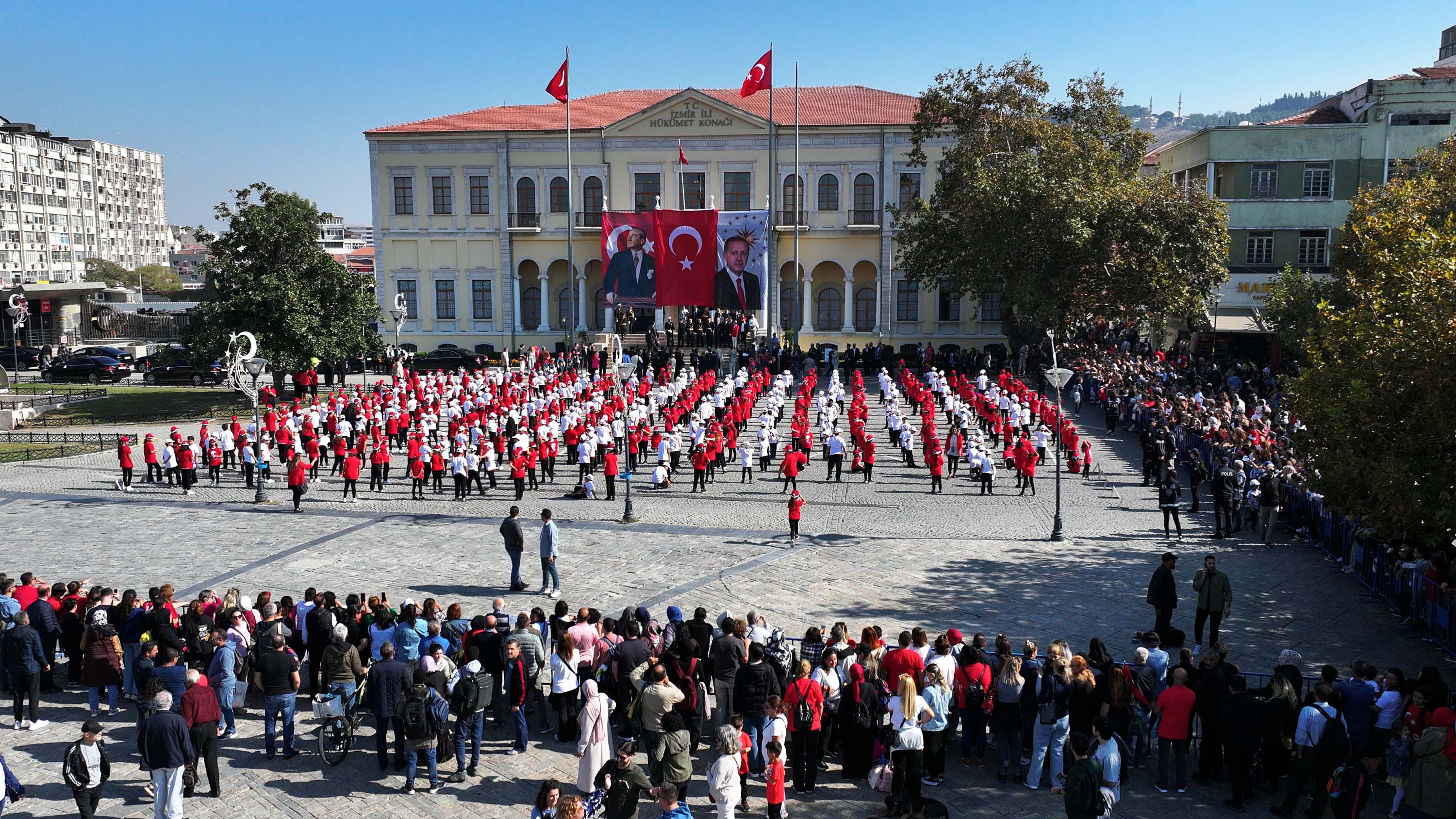 İzmir'de Cumhuriyet'in 101’inci yılı kutlamaları başladı