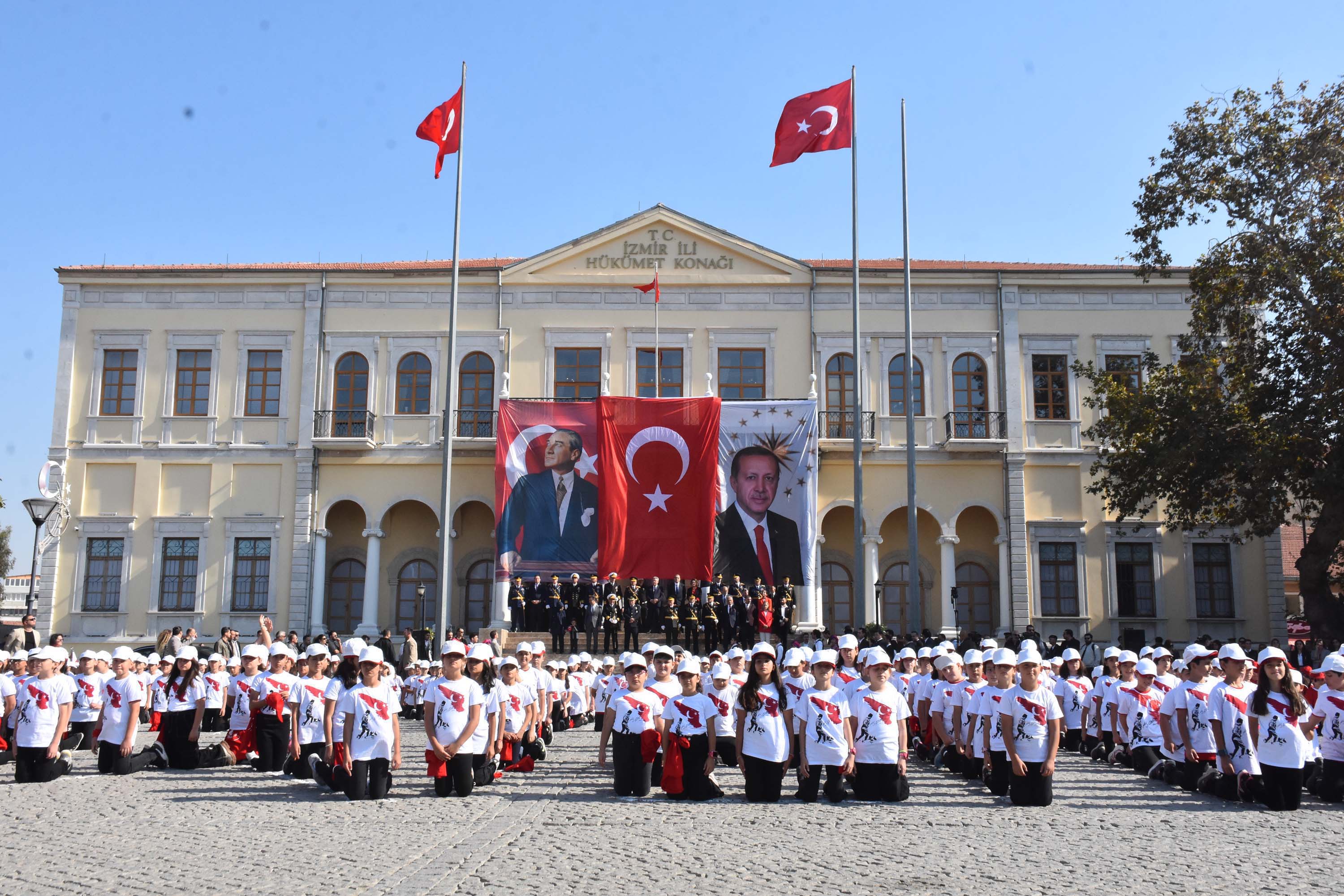 İzmir'de Cumhuriyet'in 101’inci yılı kutlamaları başladı