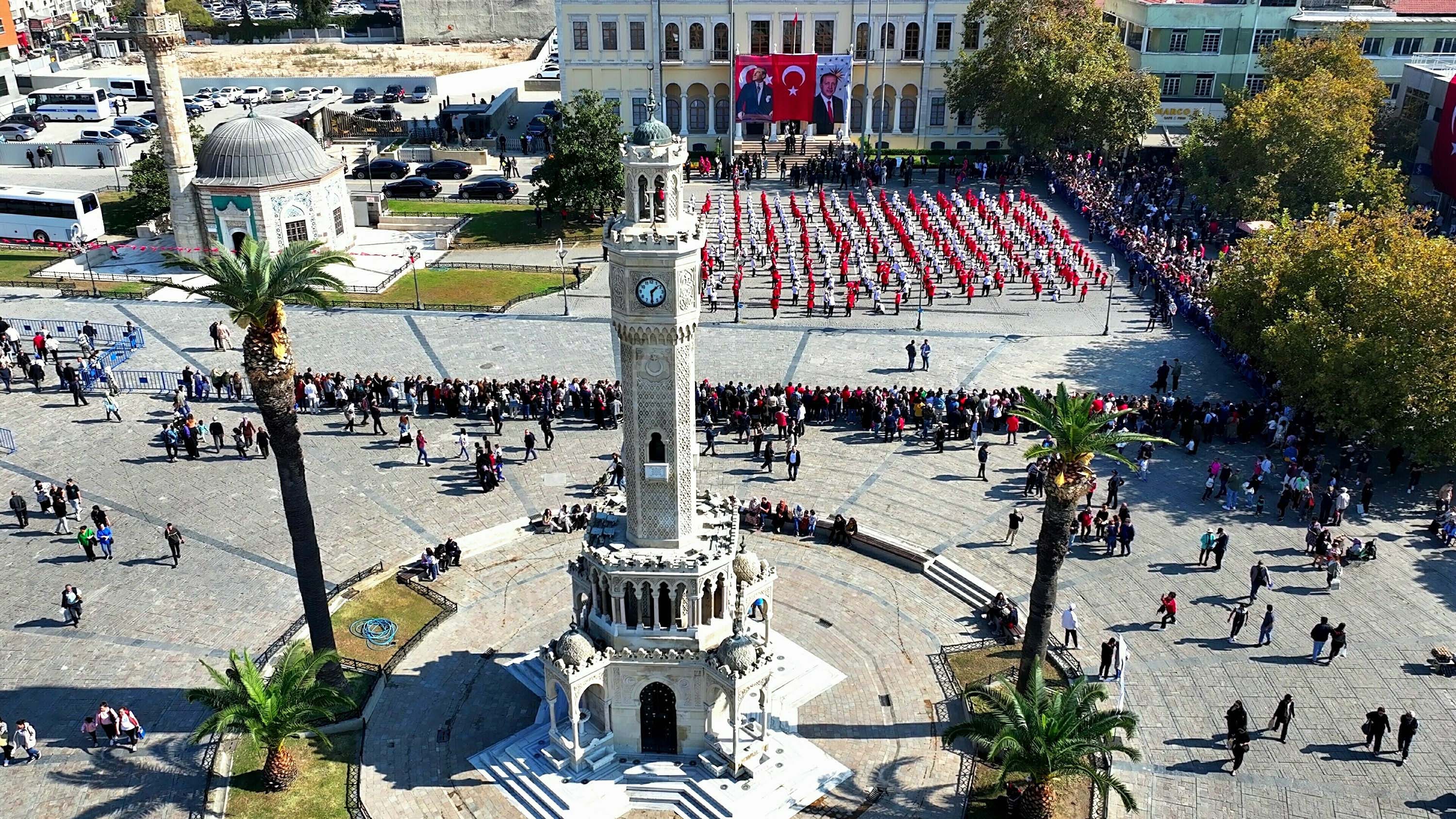 İzmir'de Cumhuriyet'in 101’inci yılı kutlamaları başladı