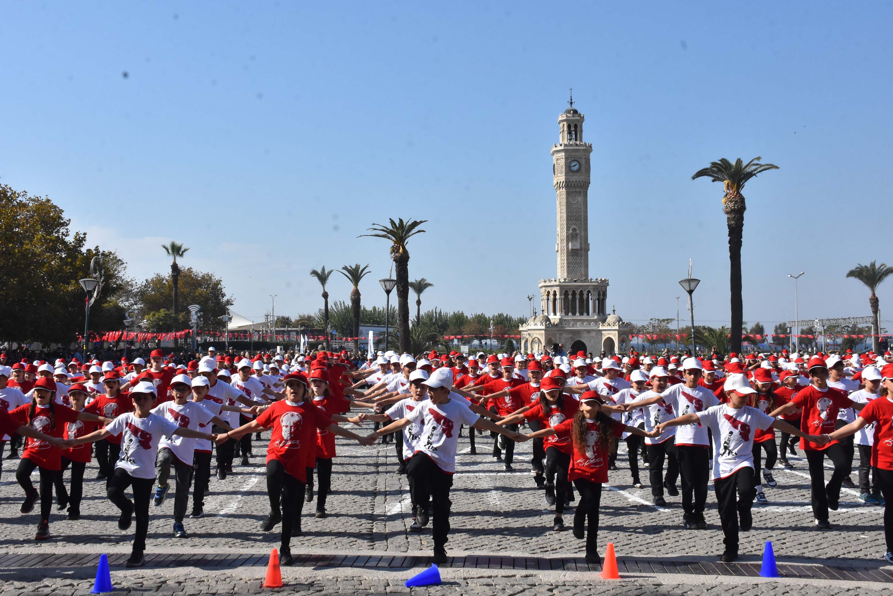 İzmir'de Cumhuriyet'in 101’inci yılı kutlamaları başladı