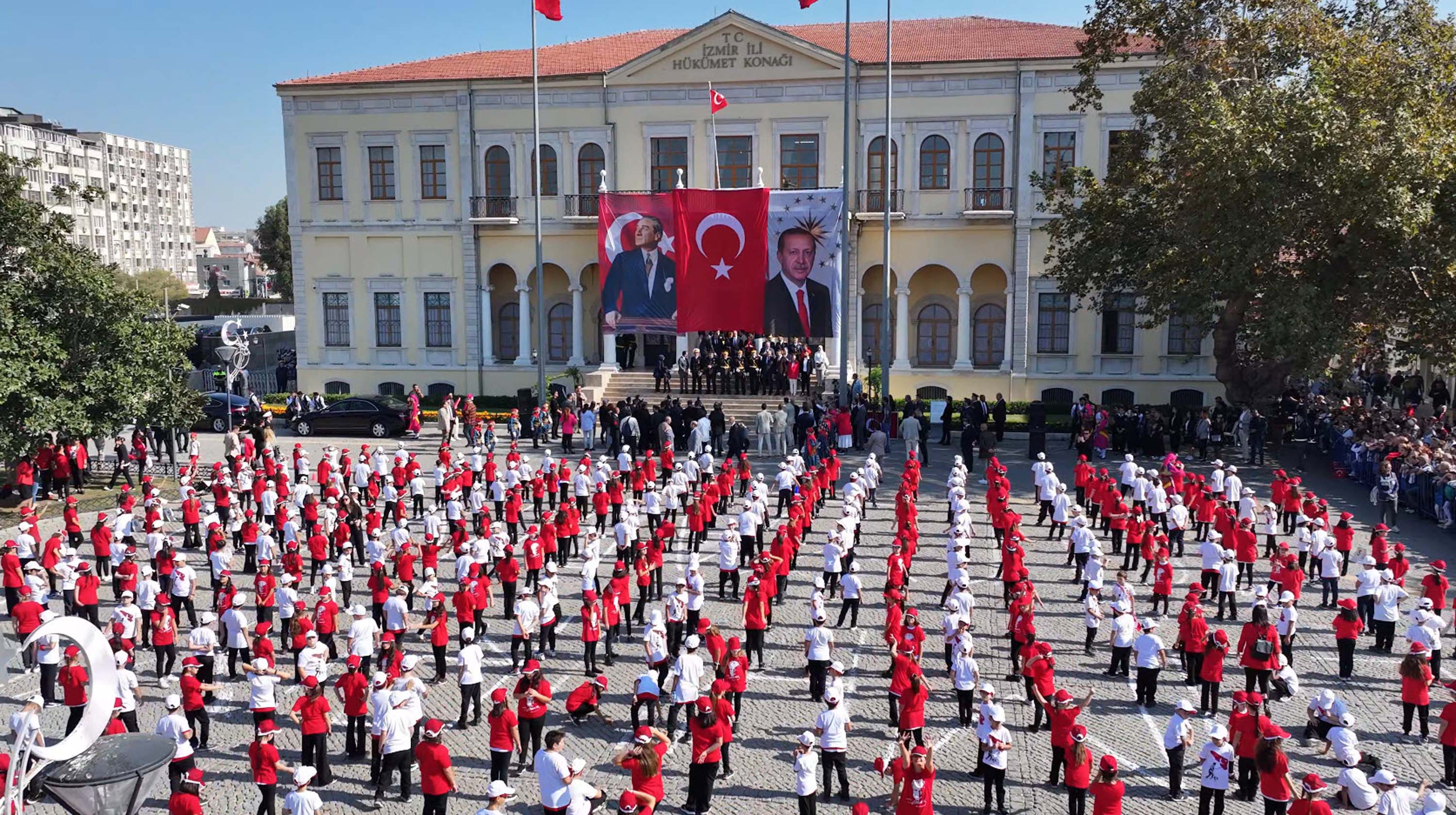 İzmir'de Cumhuriyet'in 101’inci yılı kutlamaları başladı