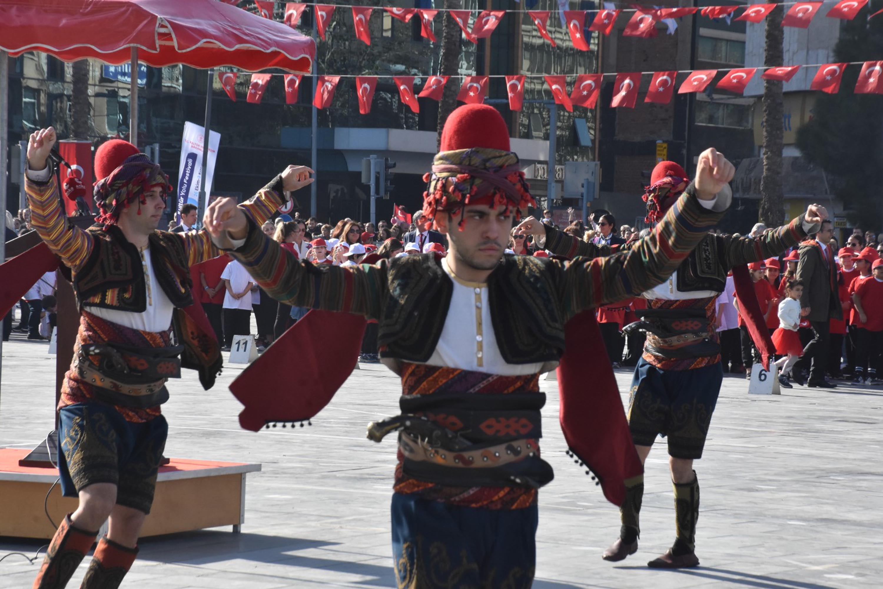 İzmir'de Cumhuriyet'in 101'inci yılı coşkusu