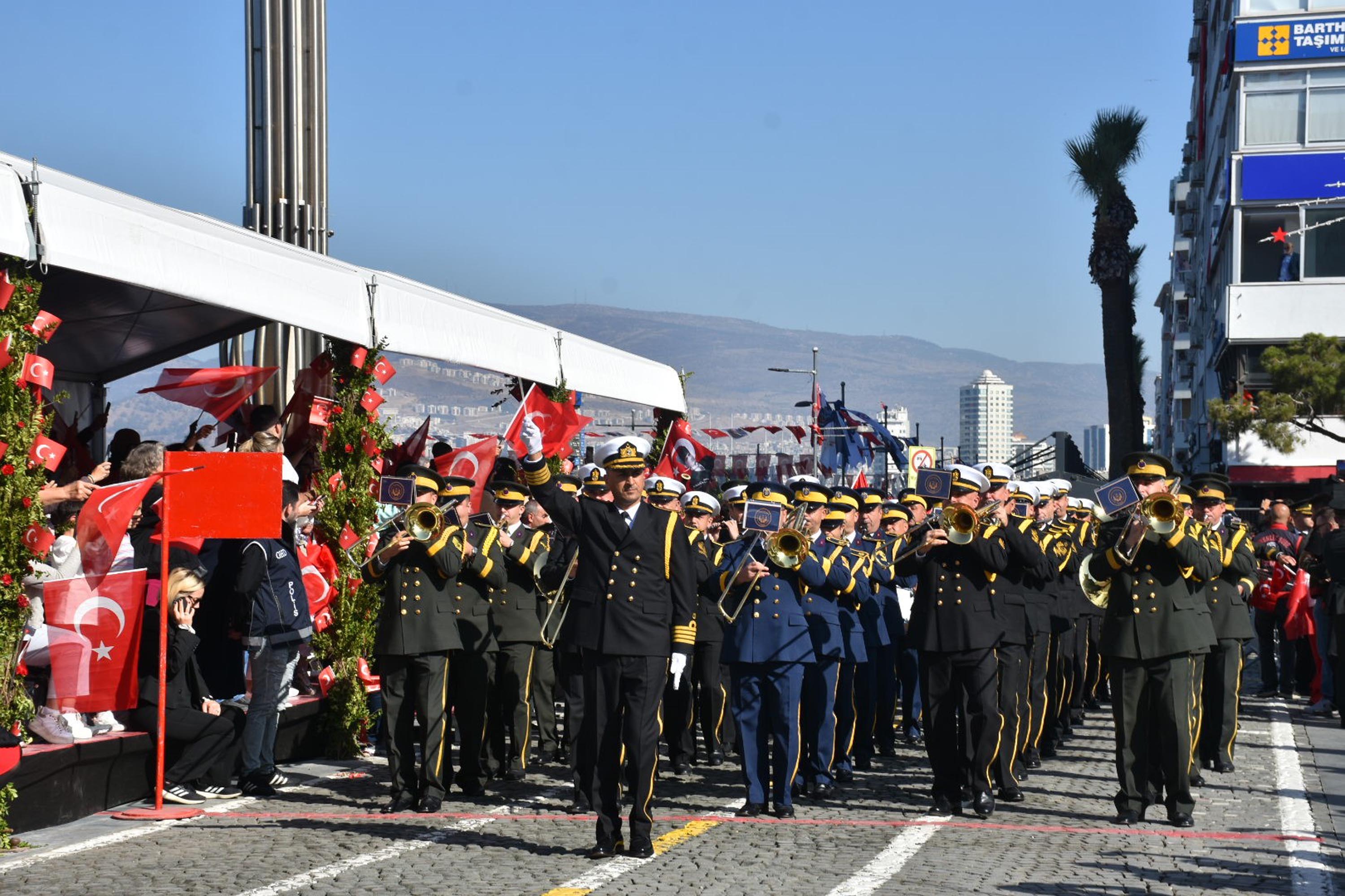 İzmir'de Cumhuriyet'in 101'inci yılı coşkusu