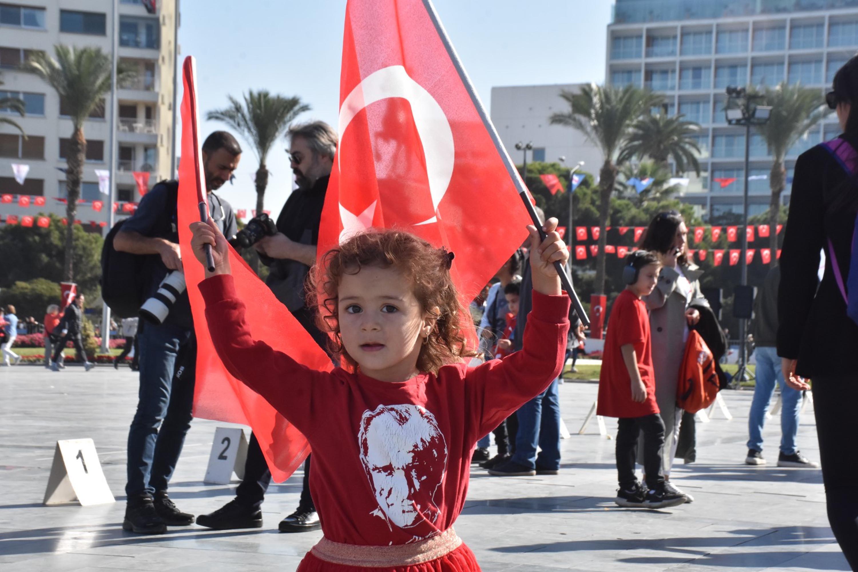 İzmir'de Cumhuriyet'in 101'inci yılı coşkusu