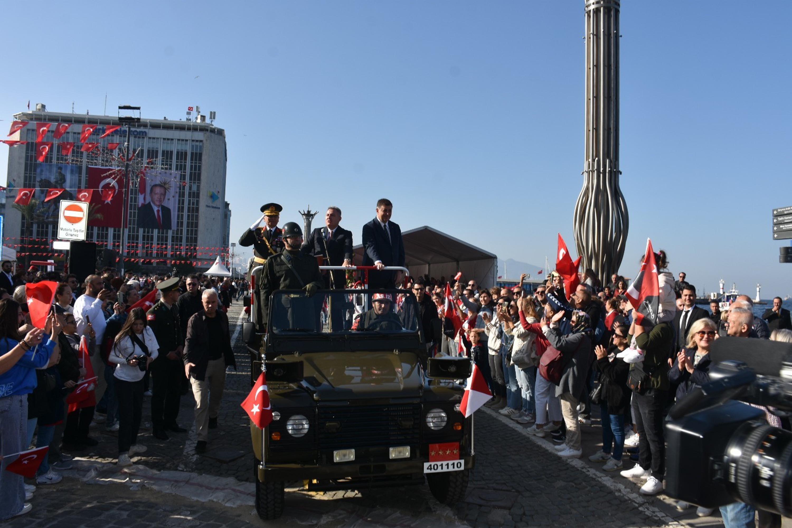 İzmir'de Cumhuriyet'in 101'inci yılı coşkusu