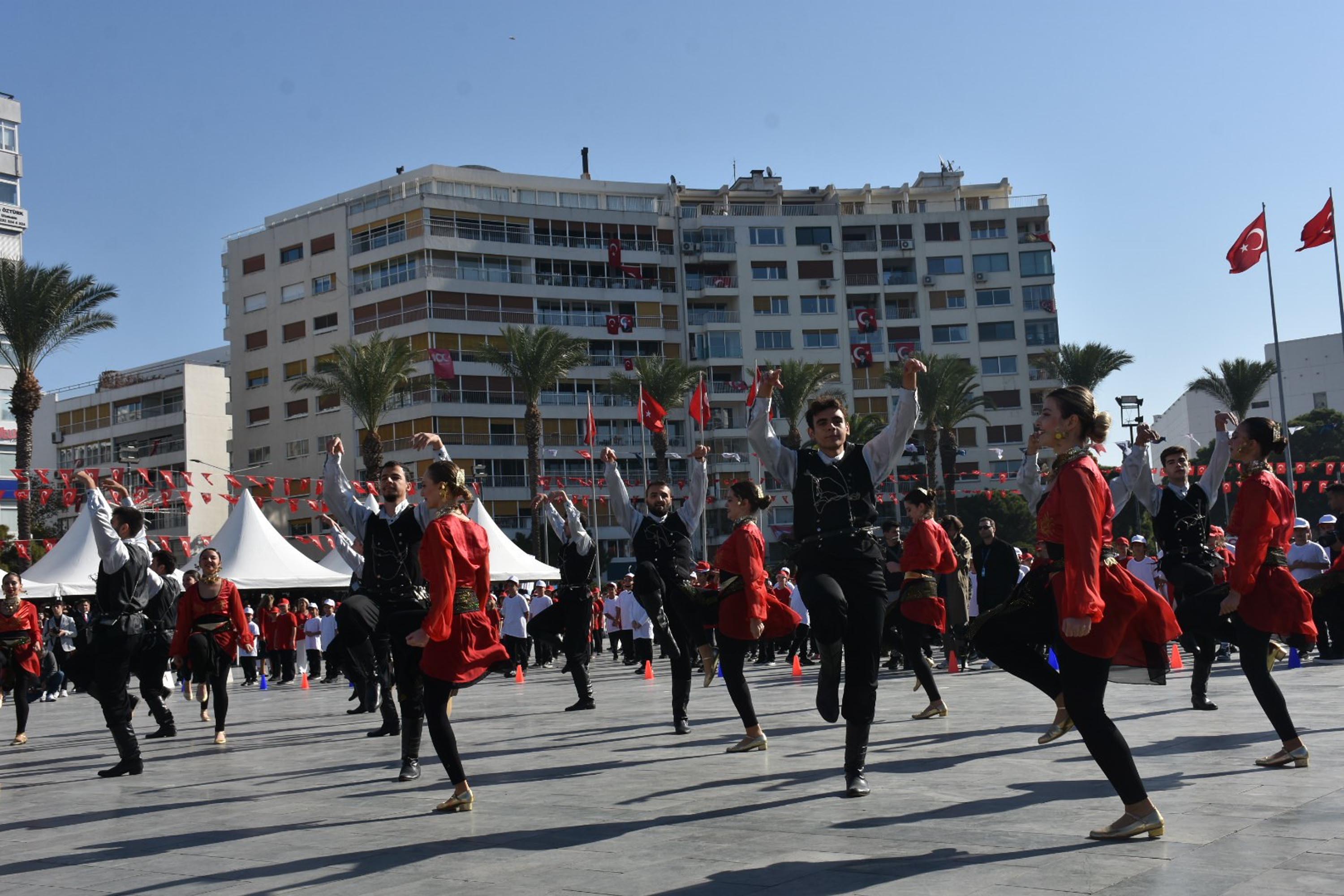 İzmir'de Cumhuriyet'in 101'inci yılı coşkusu