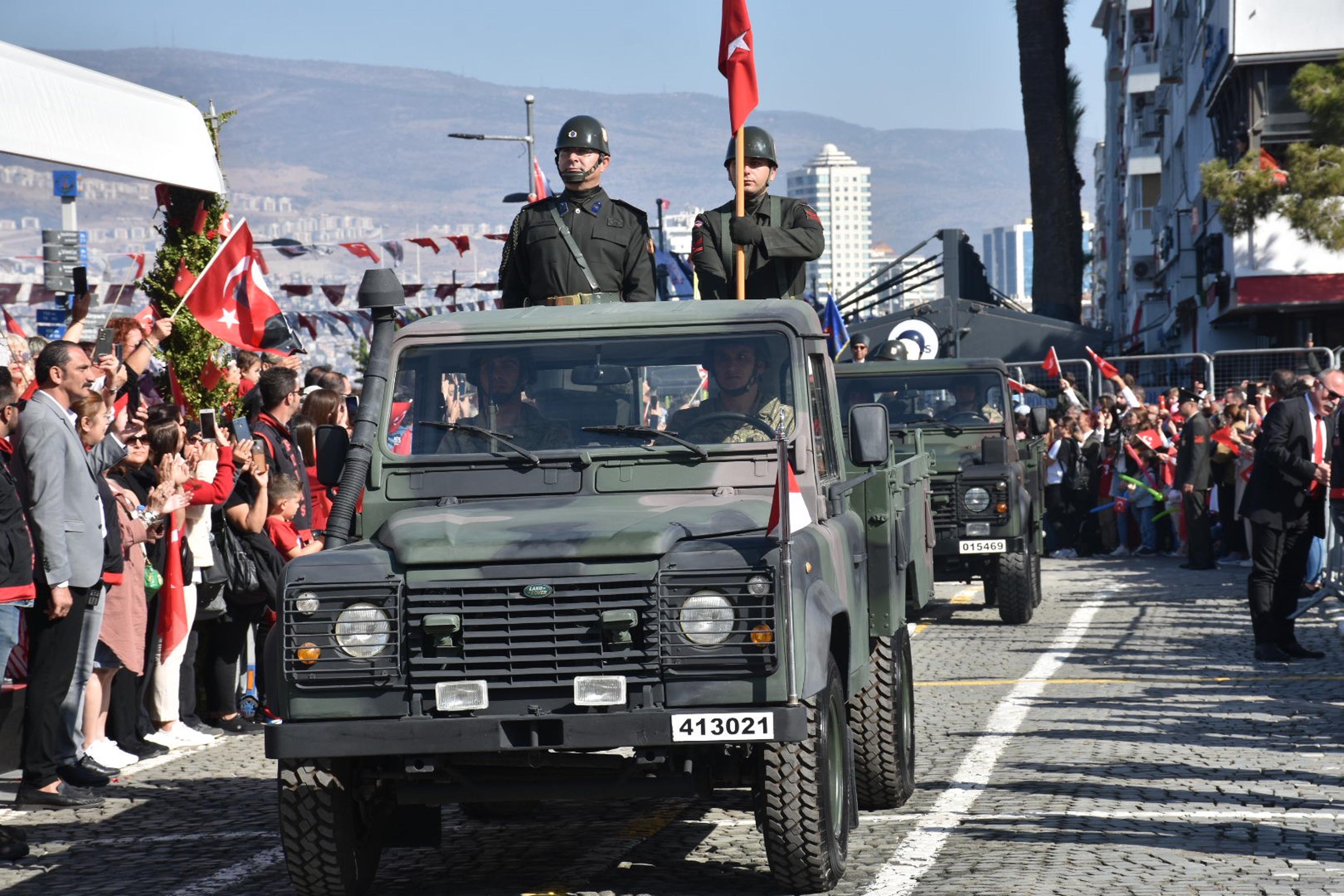 İzmir'de Cumhuriyet'in 101'inci yılı coşkusu