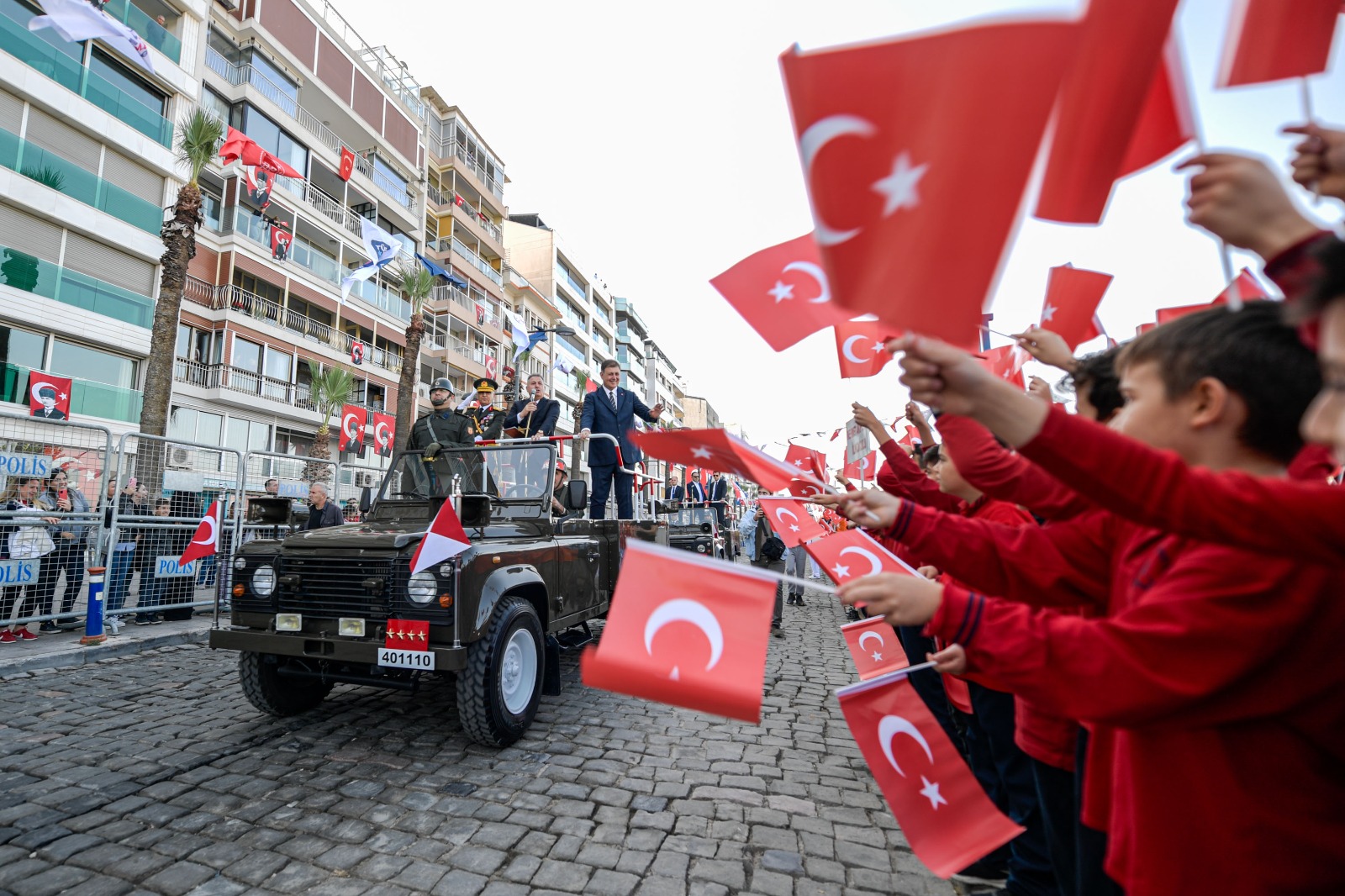 İzmir'de Cumhuriyet'in 101'inci yılı coşkusu