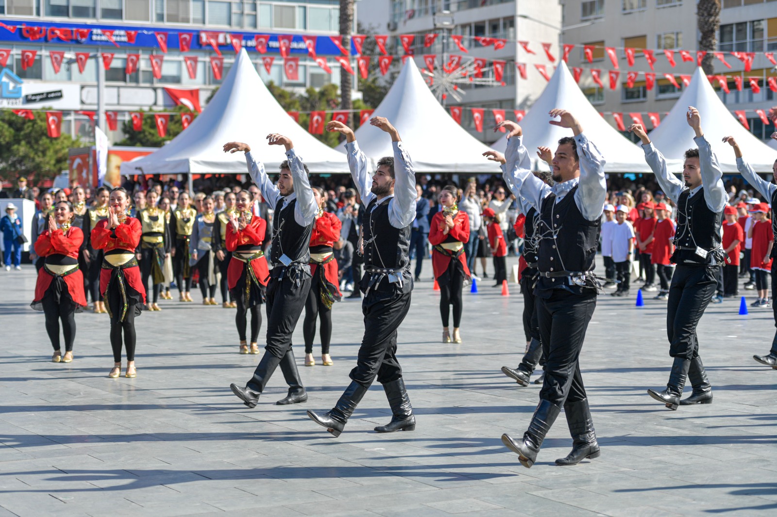 İzmir'de Cumhuriyet'in 101'inci yılı coşkusu