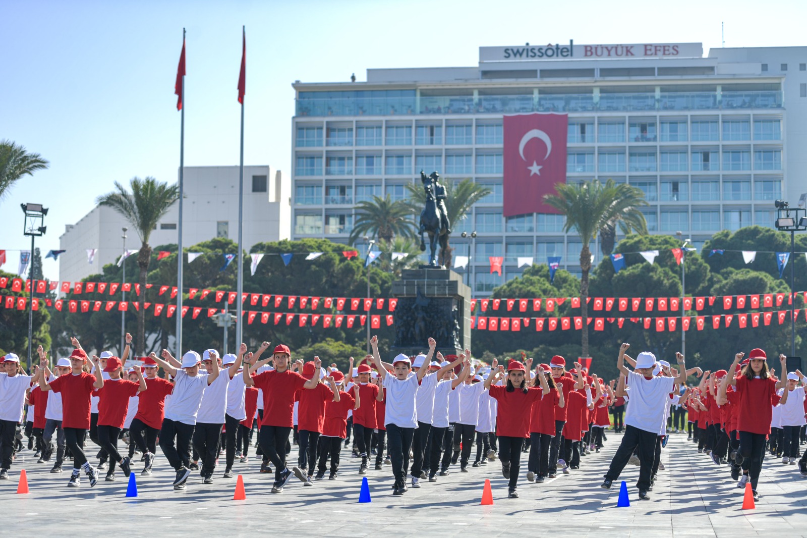 İzmir'de Cumhuriyet'in 101'inci yılı coşkusu