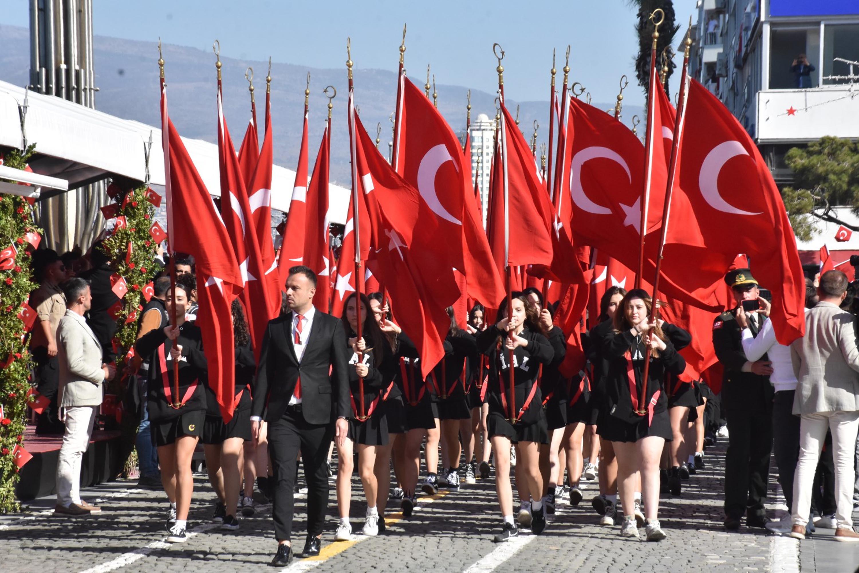 İzmir'de Cumhuriyet'in 101'inci yılı coşkusu