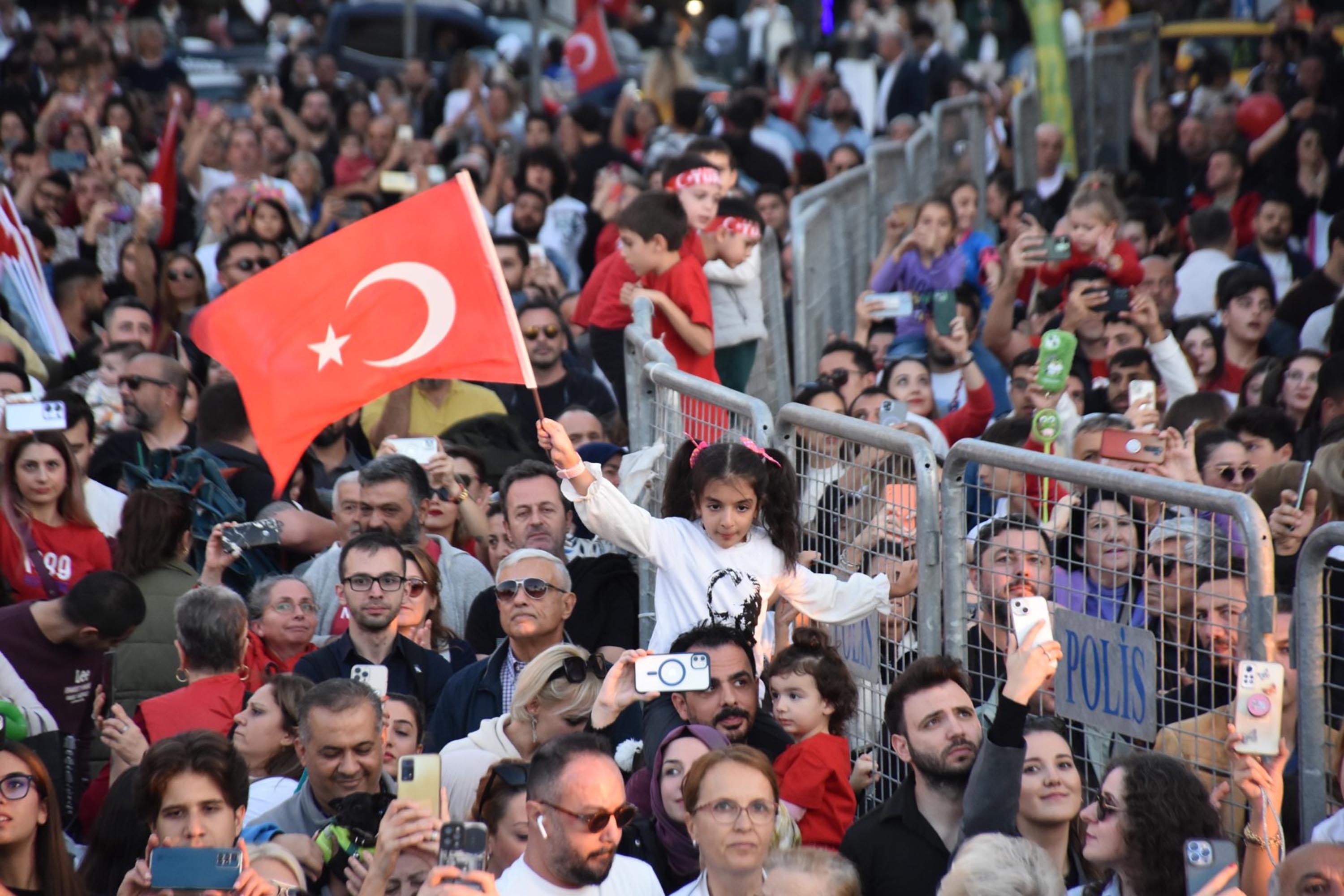 Türk Yıldızları  gökyüzünü kırmızı beyaza boyadı