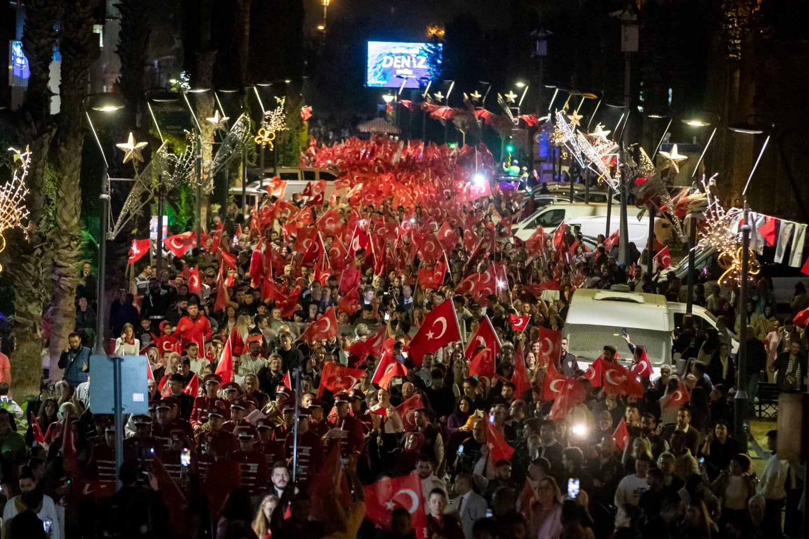 İzmir'de Cumhuriyet'in 101'inci yılı coşkuyla kutlandı