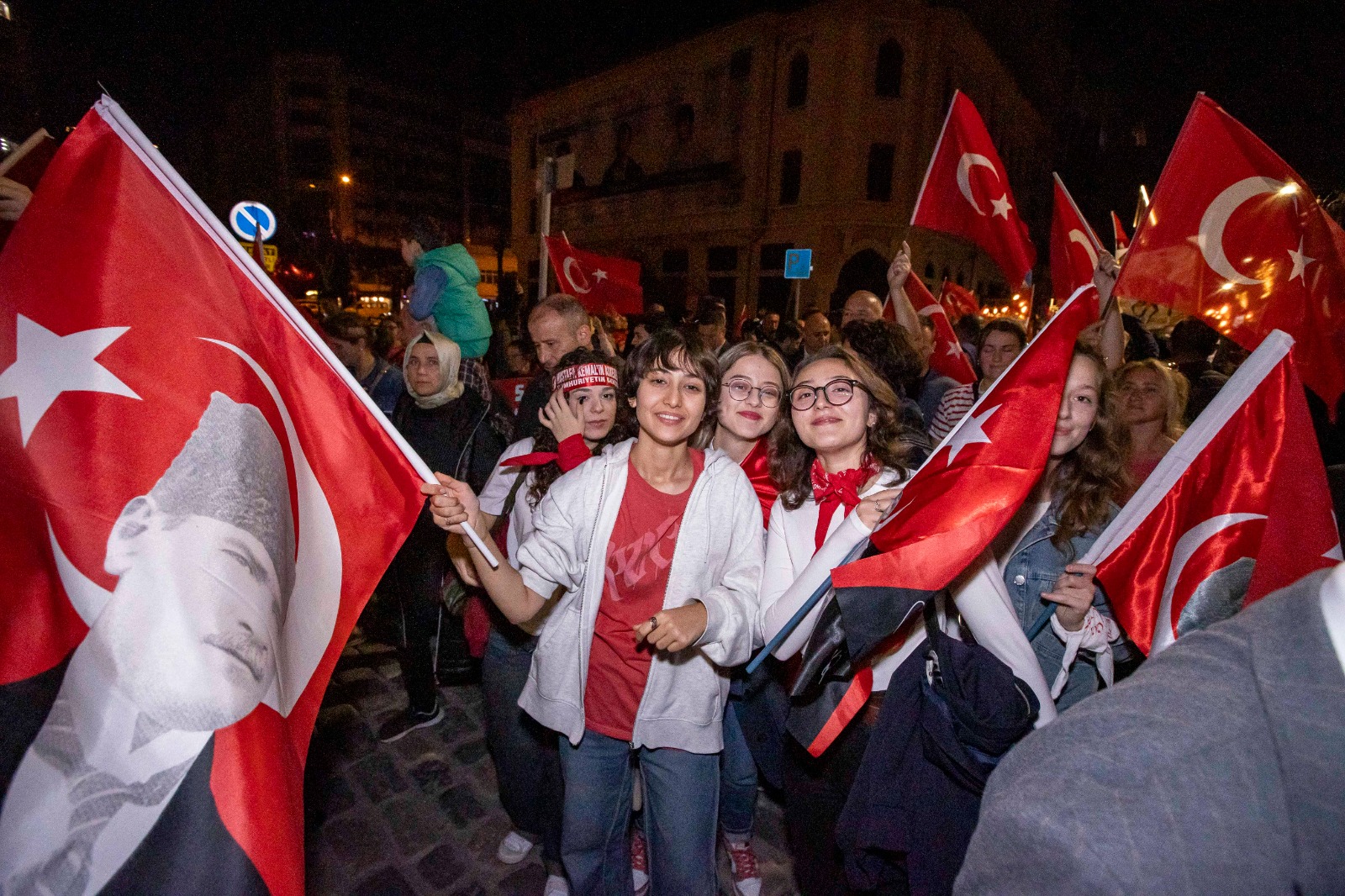 İzmir'de Cumhuriyet'in 101'inci yılı coşkuyla kutlandı