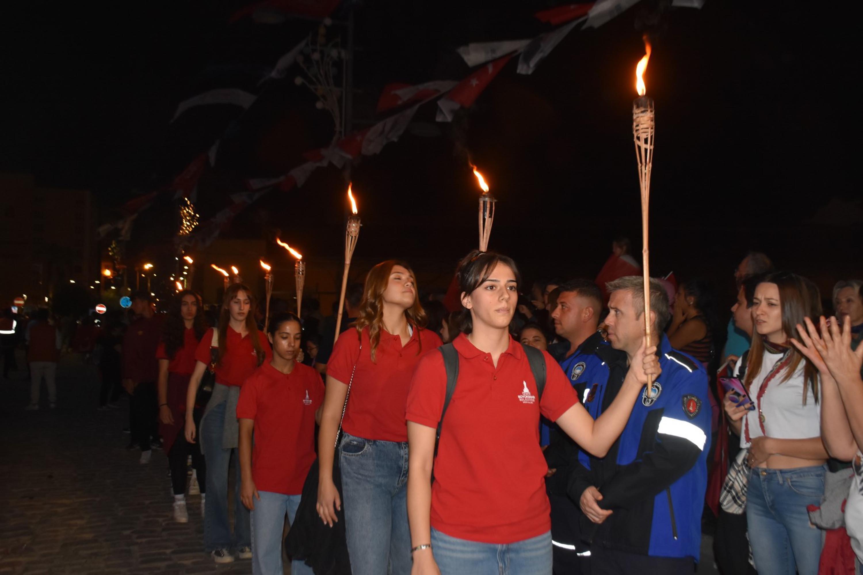 İzmir'de Cumhuriyet'in 101'inci yılı coşkuyla kutlandı