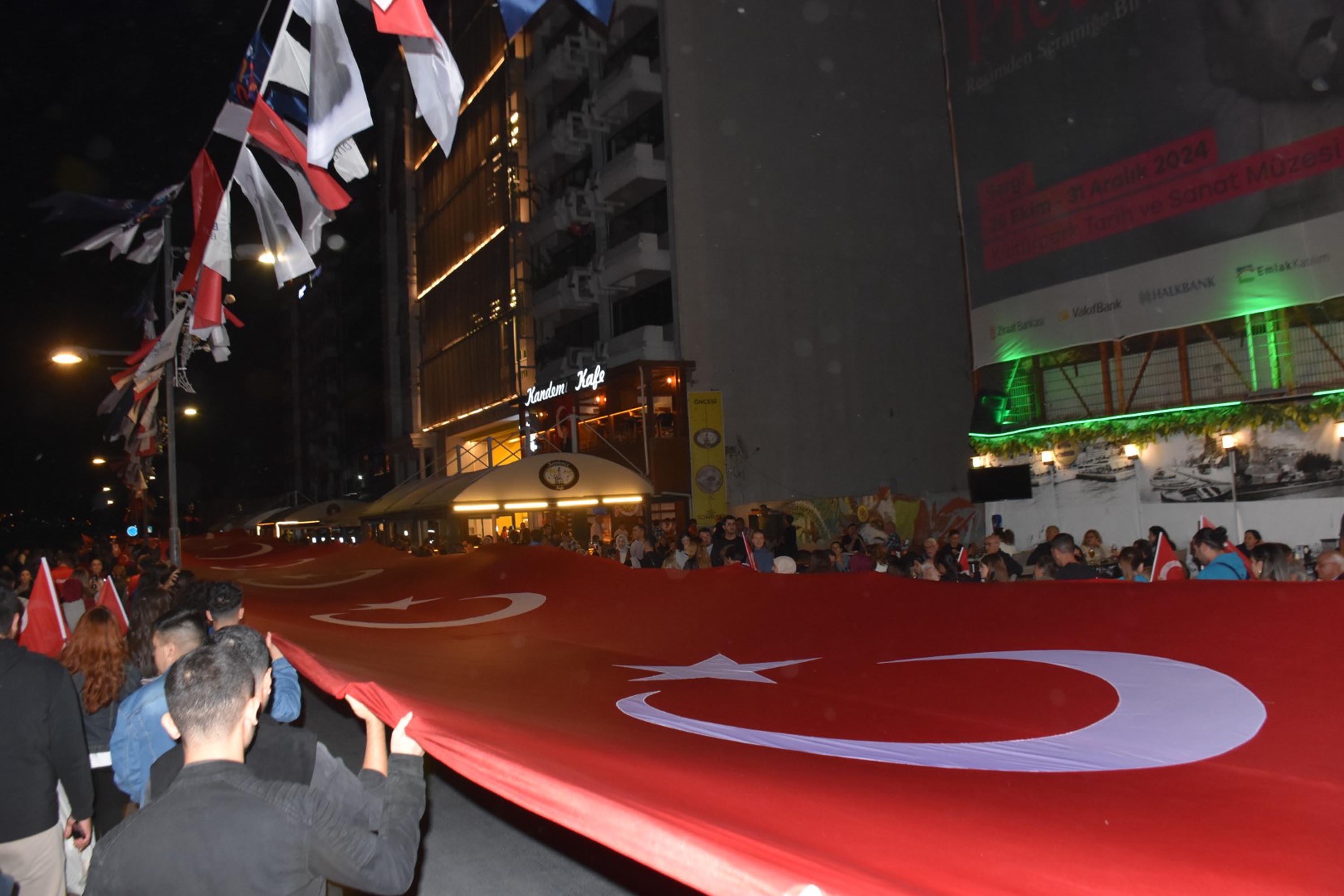 İzmir'de Cumhuriyet'in 101'inci yılı coşkuyla kutlandı