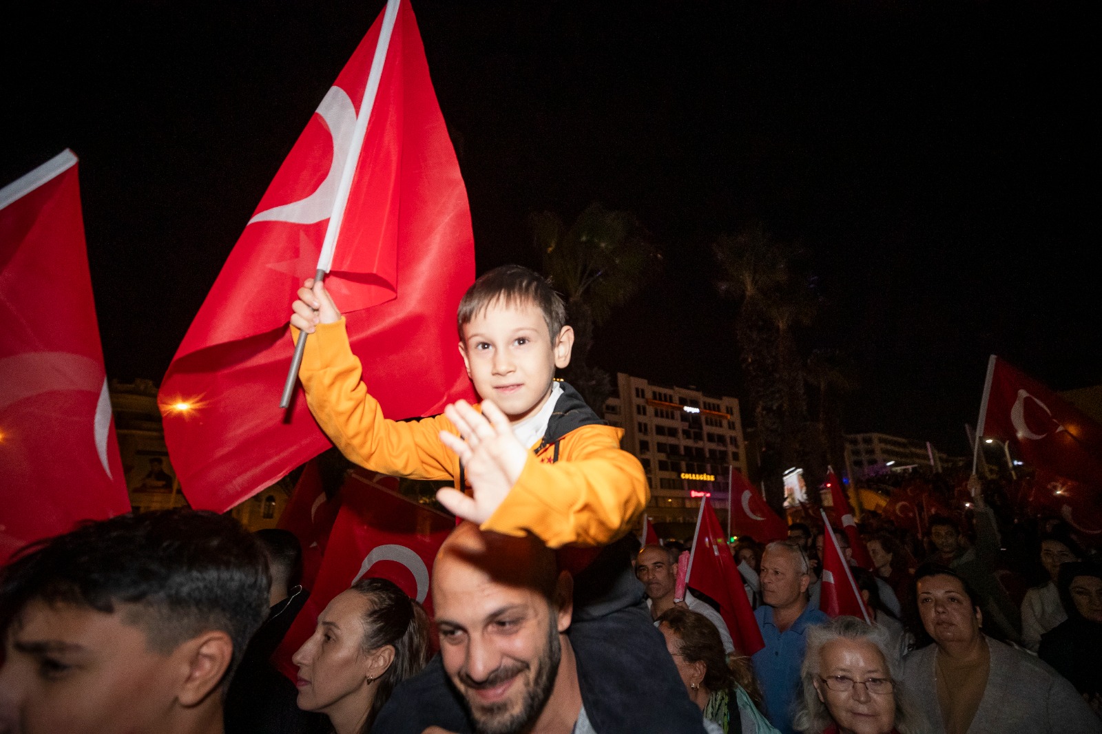 İzmir'de Cumhuriyet'in 101'inci yılı coşkuyla kutlandı