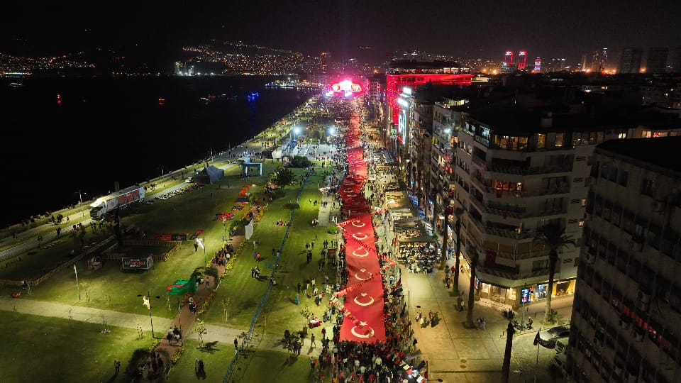 İzmir'de Cumhuriyet'in 101'inci yılı coşkuyla kutlandı