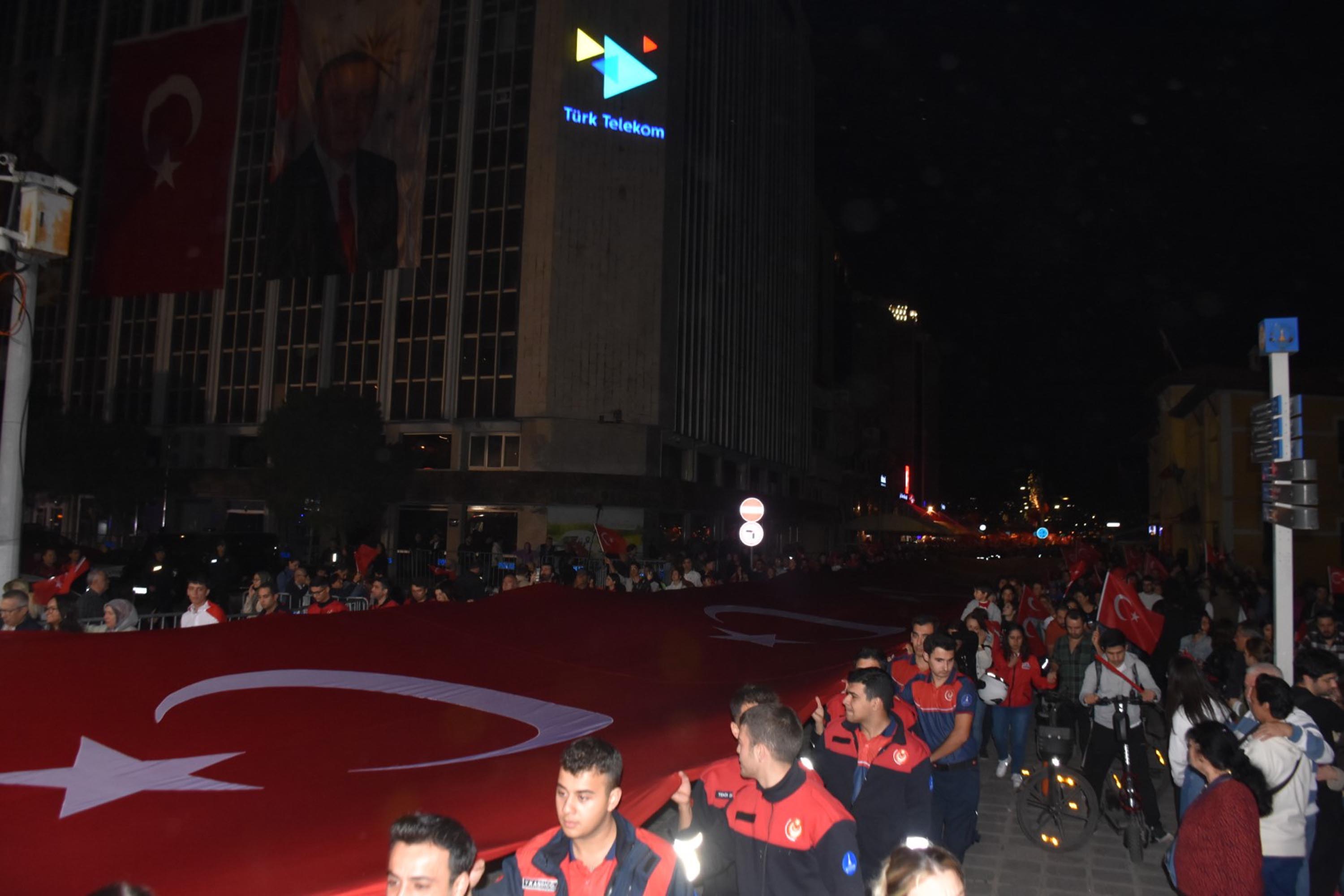 İzmir'de Cumhuriyet'in 101'inci yılı coşkuyla kutlandı