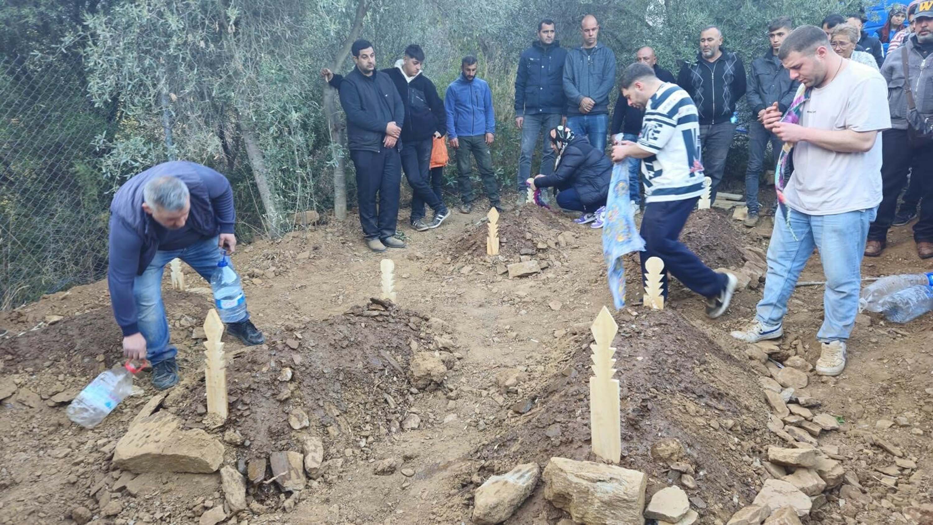 5 kardeşin cenazeleri yan yana defnedildİ