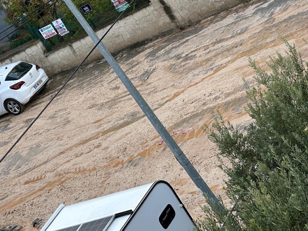 Çeşme’de sağanak yağış hayatı olumsuz etkiledi