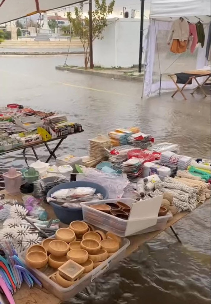 Çeşme’de sağanak yağış hayatı olumsuz etkiledi