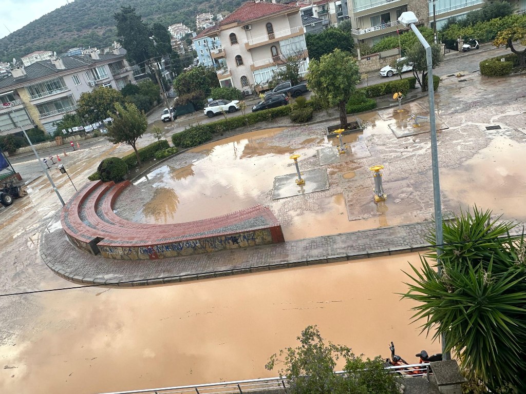 Çeşme’de sağanak yağış hayatı olumsuz etkiledi