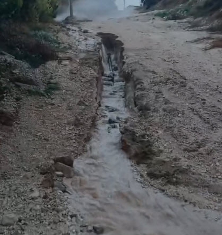 Çeşme’de sağanak yağış hayatı olumsuz etkiledi