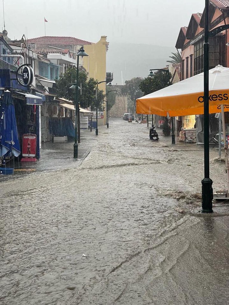 Çeşme’de sağanak yağış hayatı olumsuz etkiledi