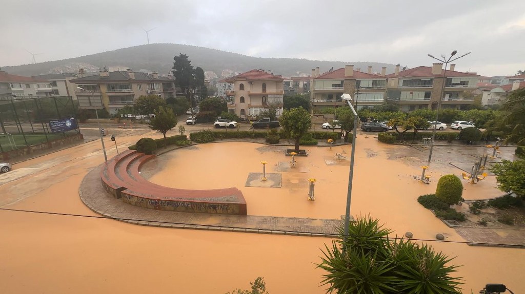 Çeşme’de sağanak yağış hayatı olumsuz etkiledi