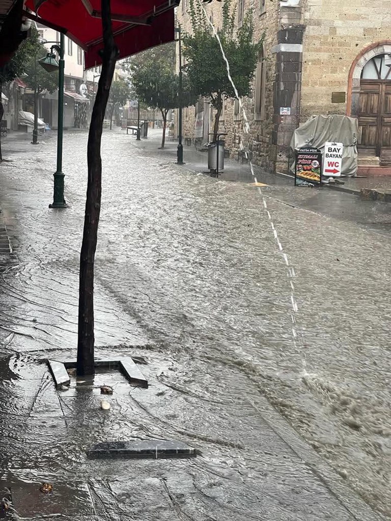 Çeşme’de sağanak yağış hayatı olumsuz etkiledi