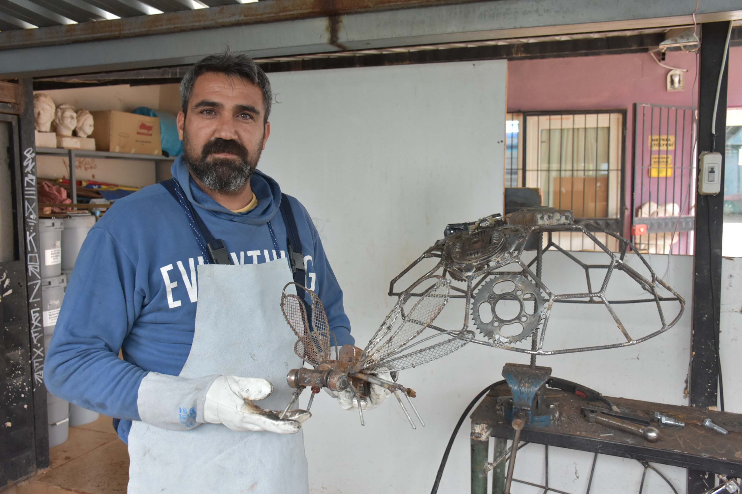 Atık malzemeleri heykele dönüştürdü