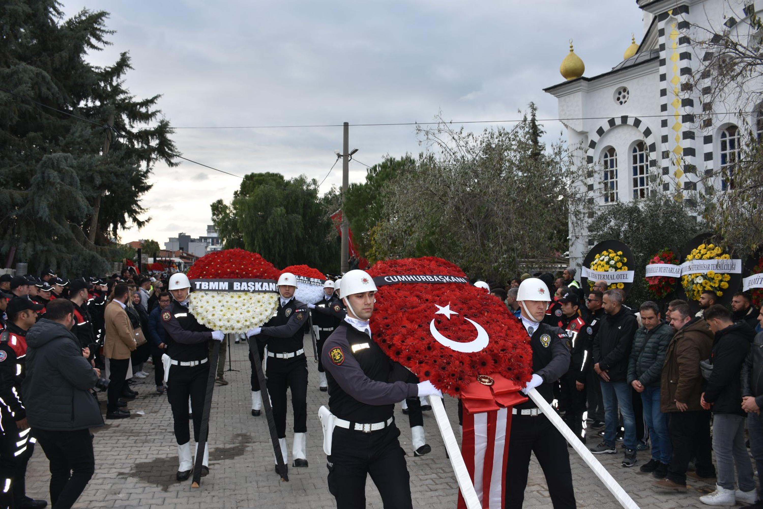 Şehit polis memuru Mehmet Tozun son yolculuğuna uğurlandı