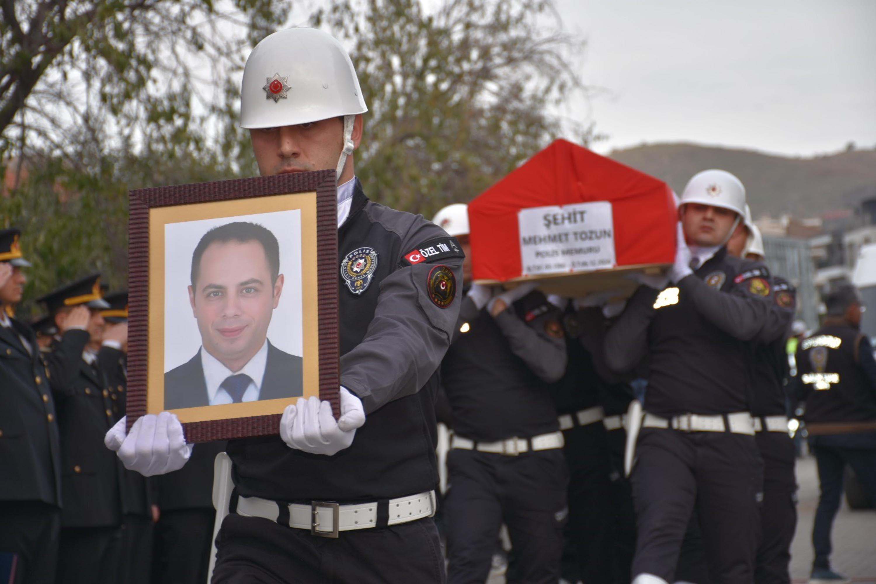 Şehit polis memuru Mehmet Tozun son yolculuğuna uğurlandı