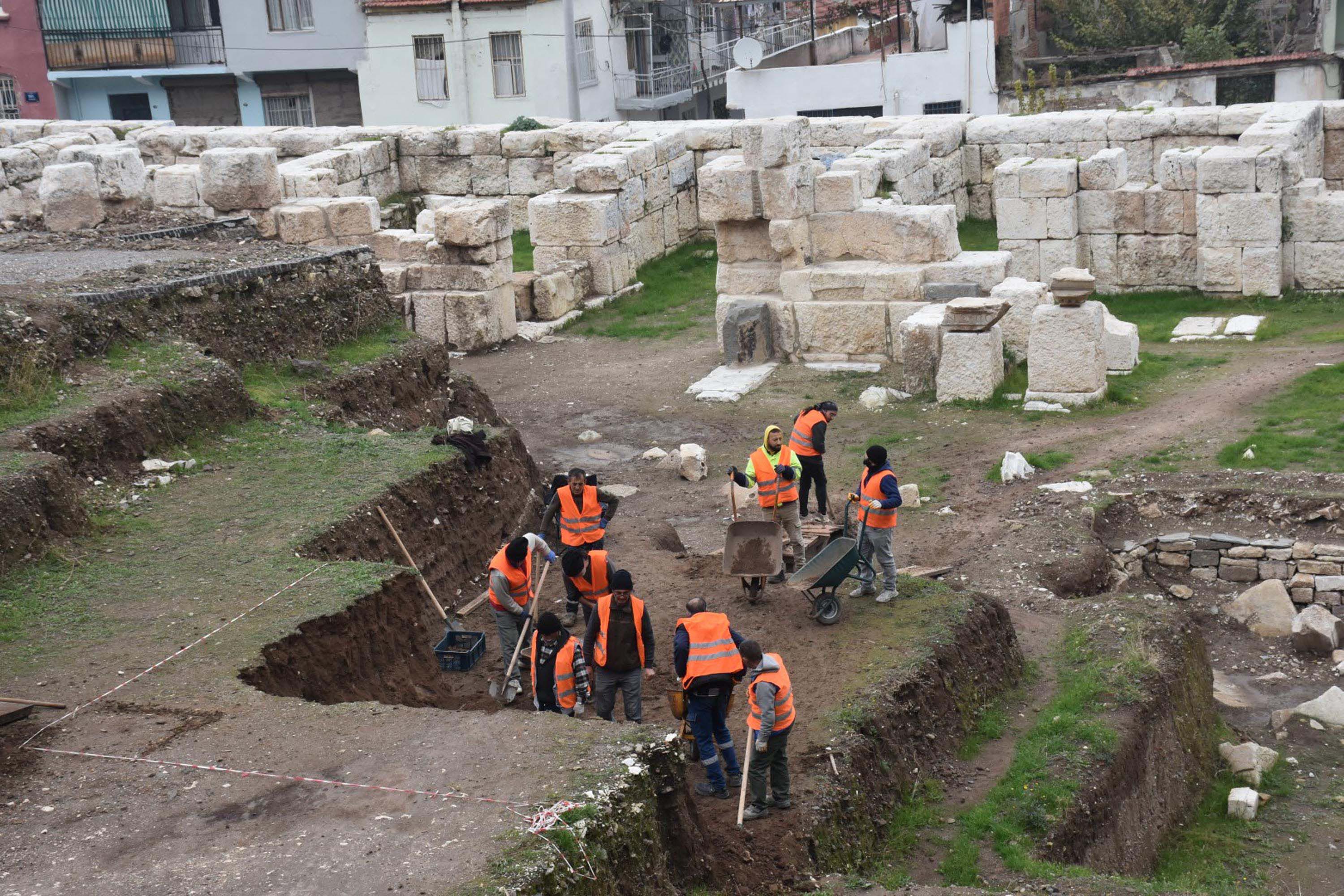 Smyrna Antik Kenti Tiyatrosu'nun basamakları her geçen gün ortaya çıkıyor