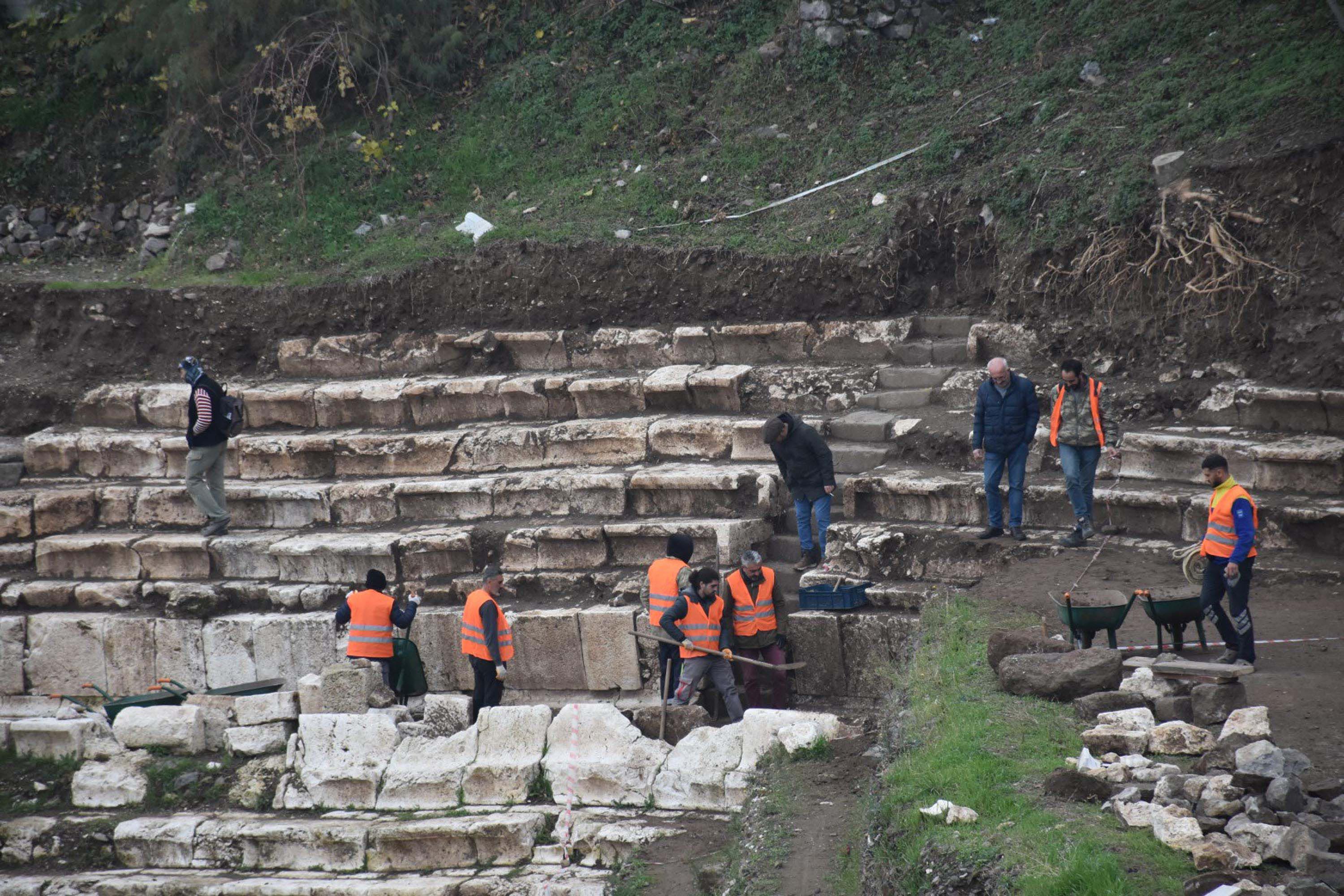 Smyrna Antik Kenti Tiyatrosu'nun basamakları her geçen gün ortaya çıkıyor