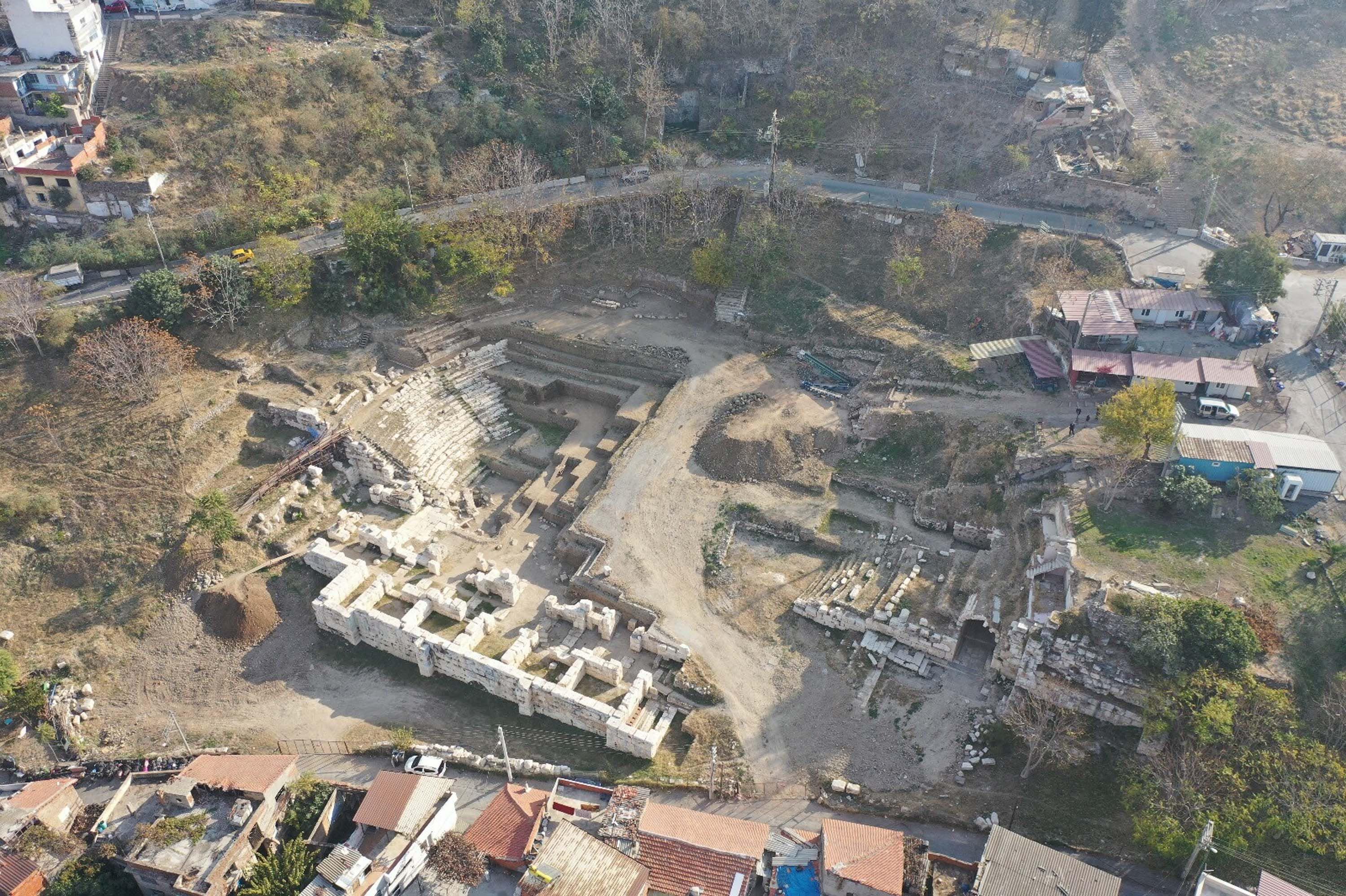 Smyrna Antik Kenti Tiyatrosu'nun basamakları her geçen gün ortaya çıkıyor