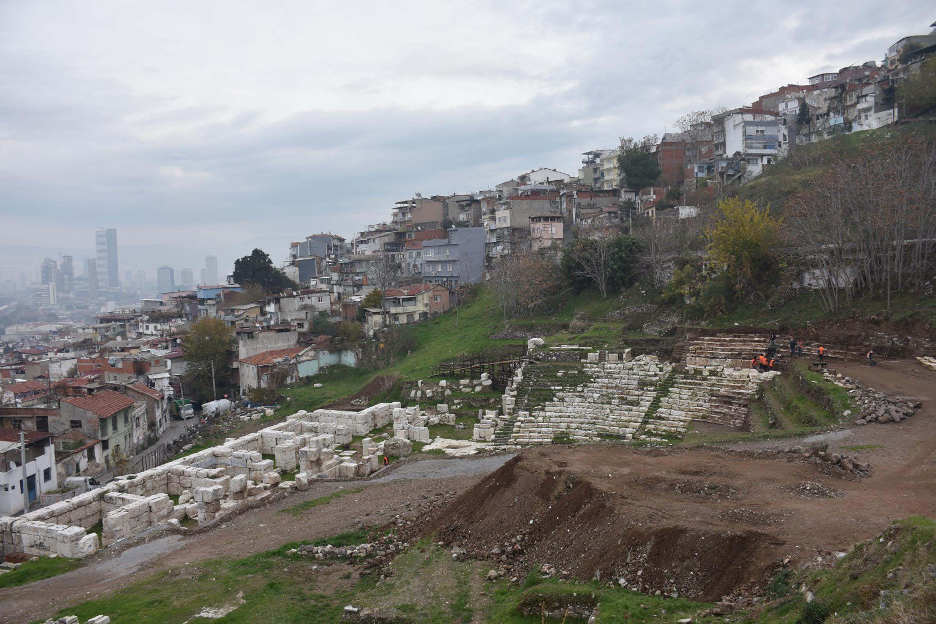 Smyrna Antik Kenti Tiyatrosu'nun basamakları her geçen gün ortaya çıkıyor