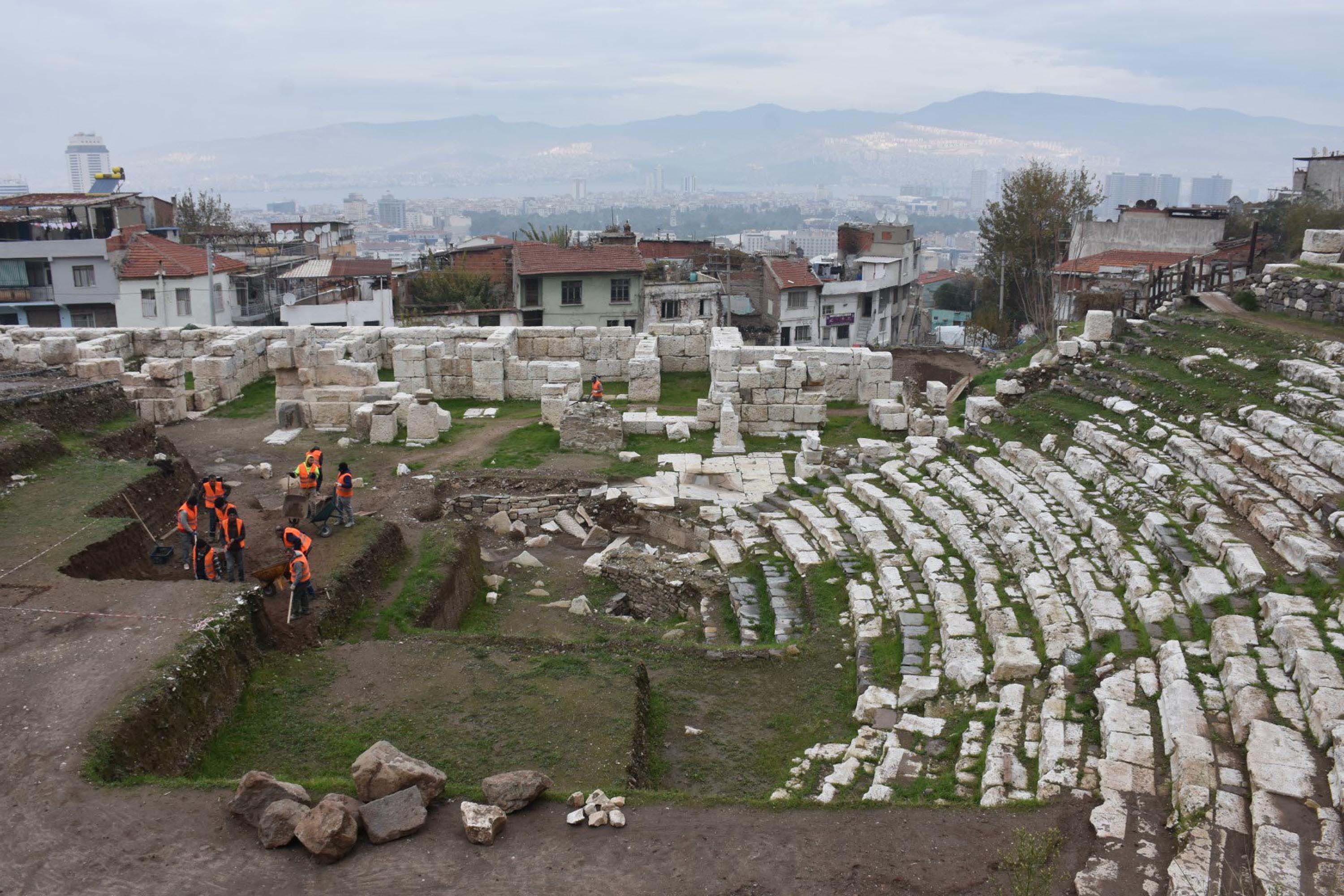 Smyrna Antik Kenti Tiyatrosu'nun basamakları her geçen gün ortaya çıkıyor