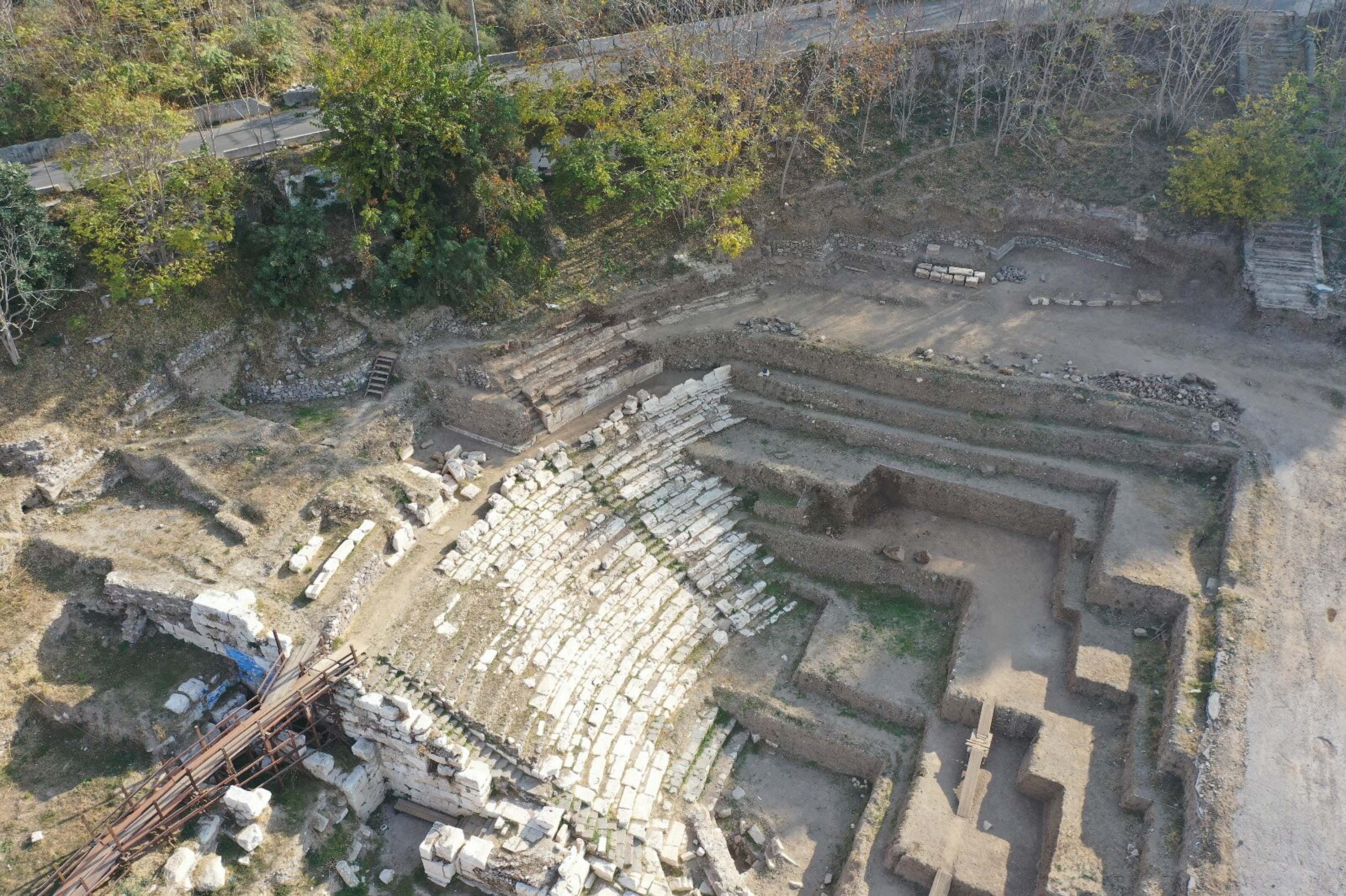 Smyrna Antik Kenti Tiyatrosu'nun basamakları her geçen gün ortaya çıkıyor