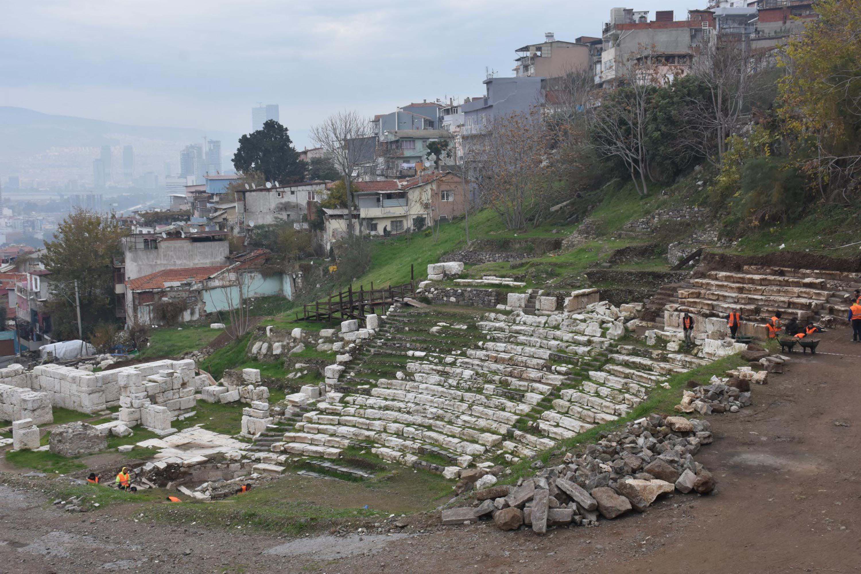 Smyrna Antik Kenti Tiyatrosu'nun basamakları her geçen gün ortaya çıkıyor