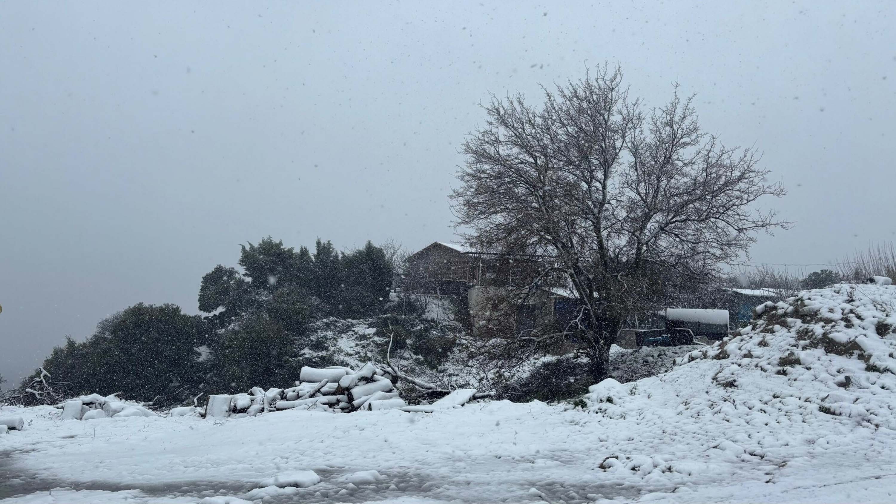 İzmir'in yüksek kesimleri beyaza büründü