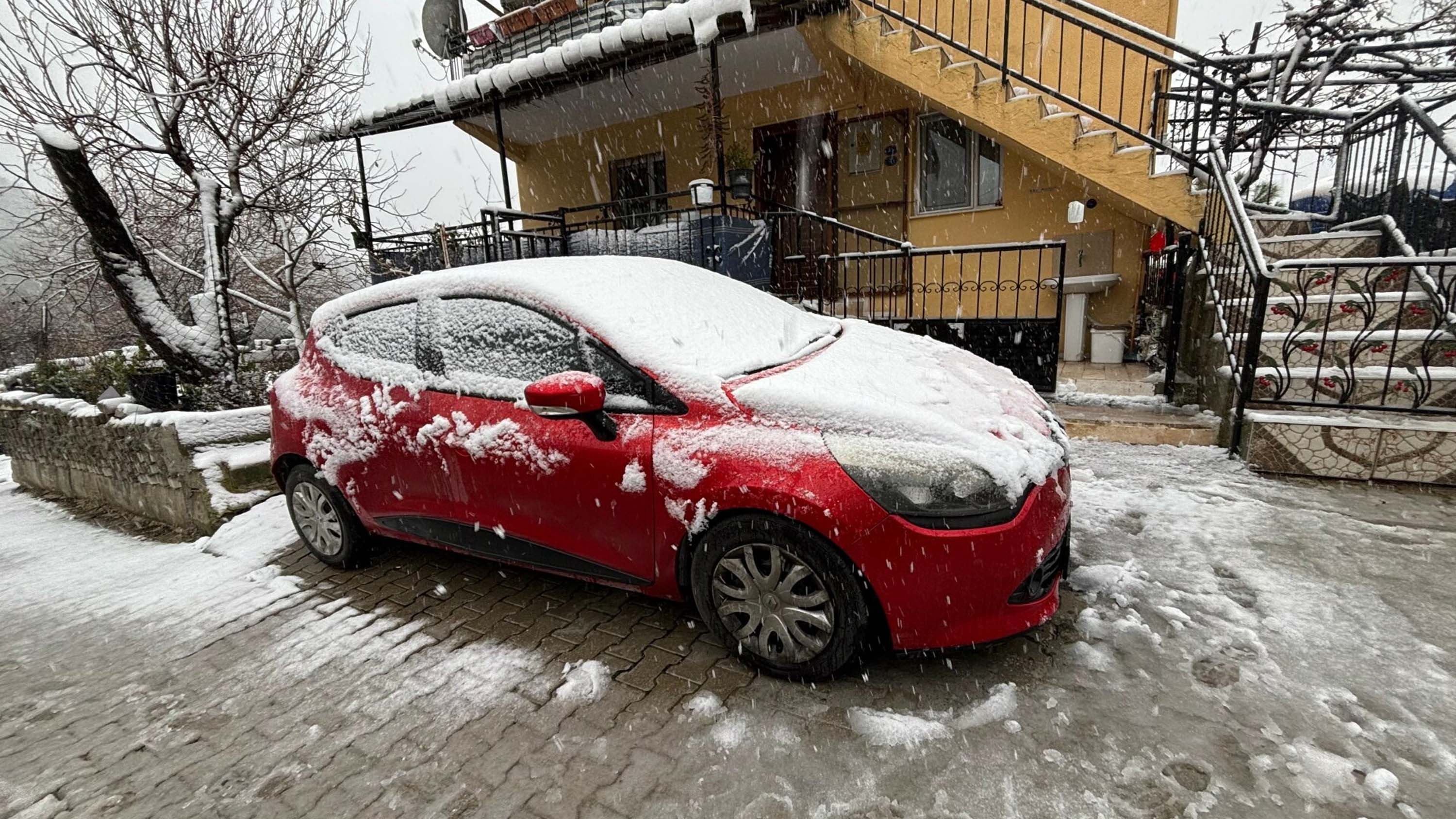 İzmir'in yüksek kesimleri beyaza büründü