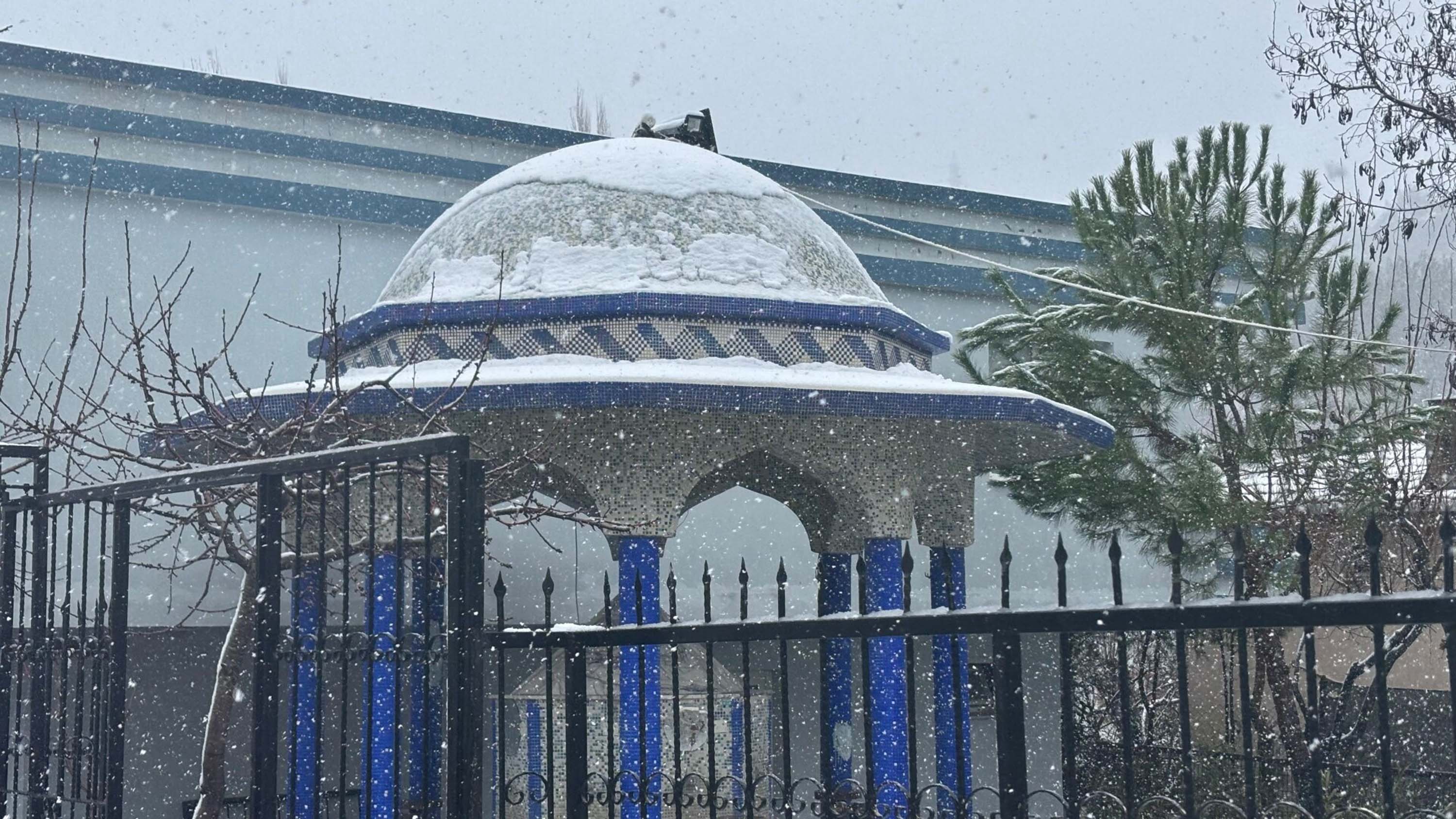 İzmir'in yüksek kesimleri beyaza büründü