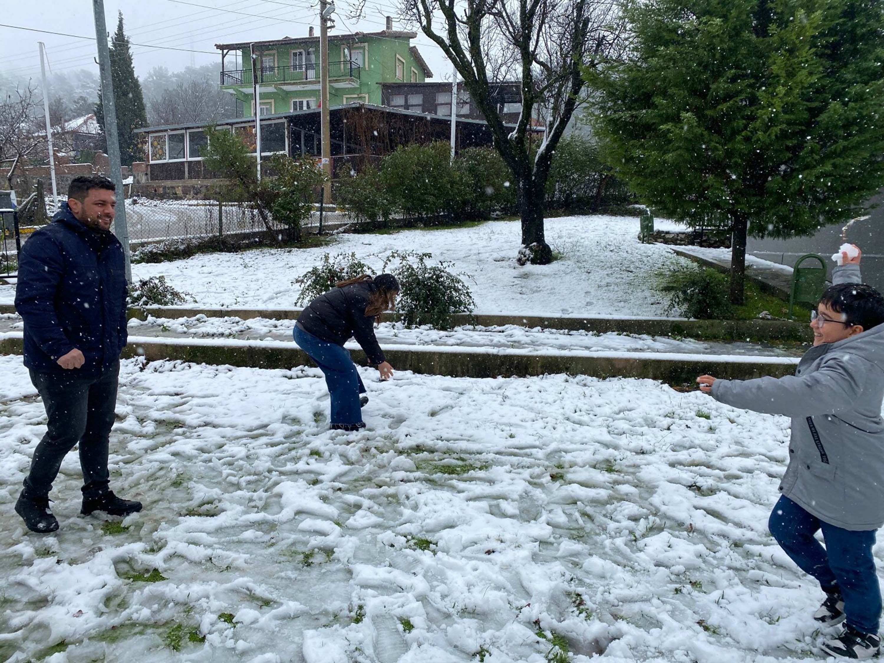 İzmir'in yüksek kesimleri beyaza büründü