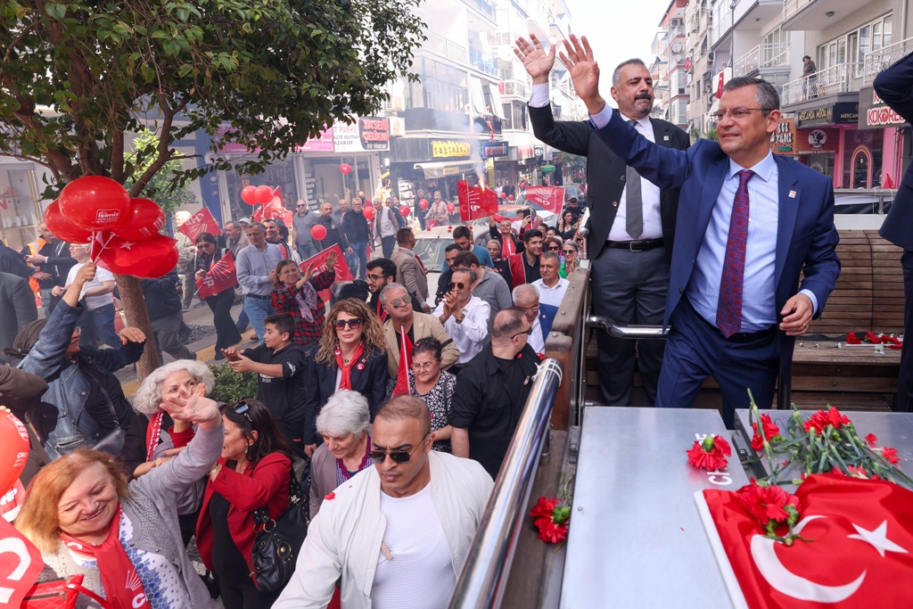 CHP Lideri Özel'e Balçova'da sevgi seli!