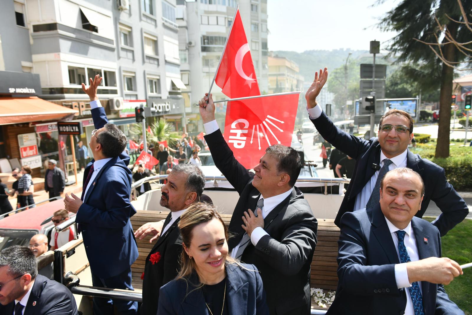 CHP Lideri Özel'e Balçova'da sevgi seli!