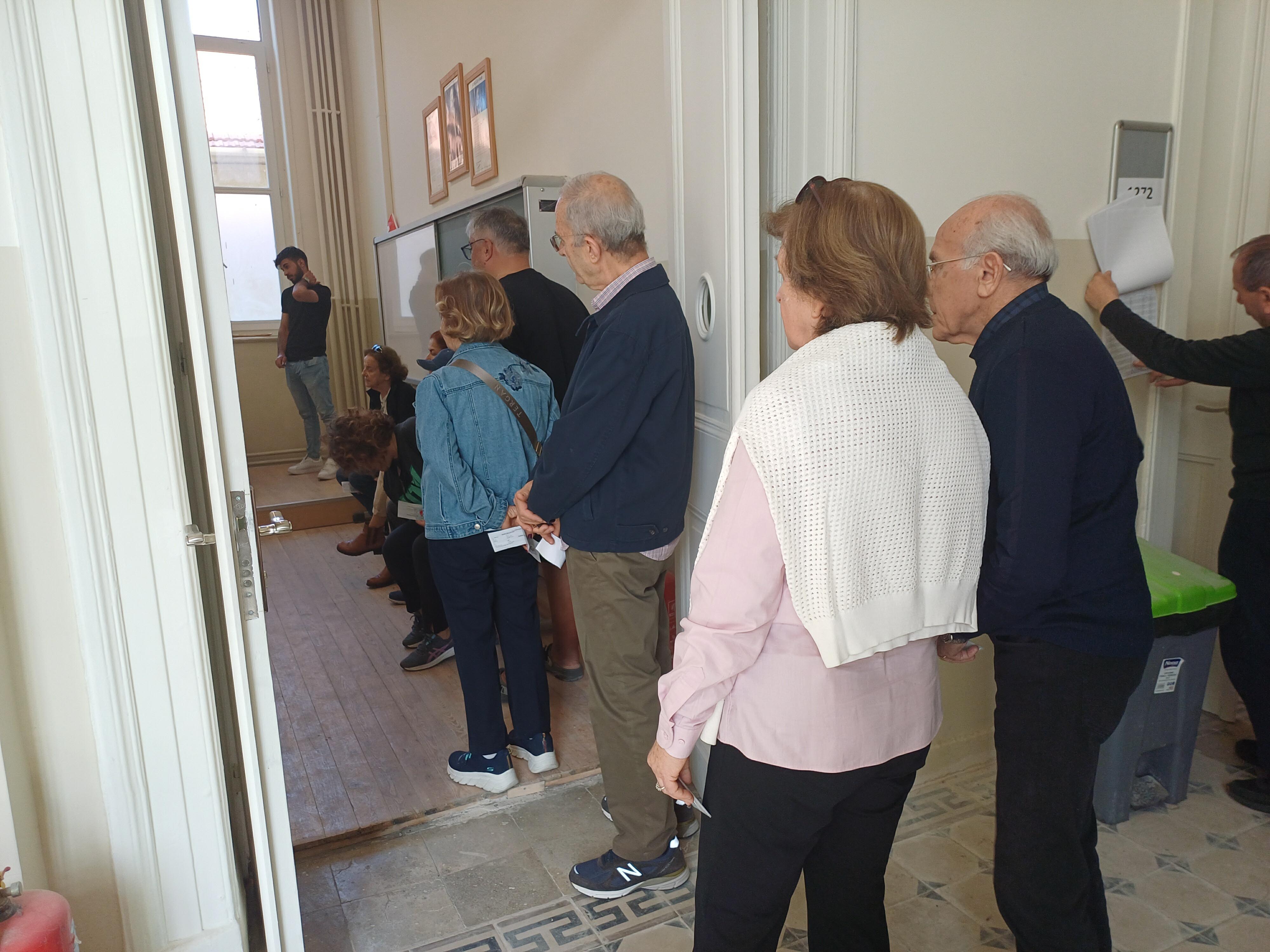 İzmir'deki okullarda oy kullanma yoğunluğu