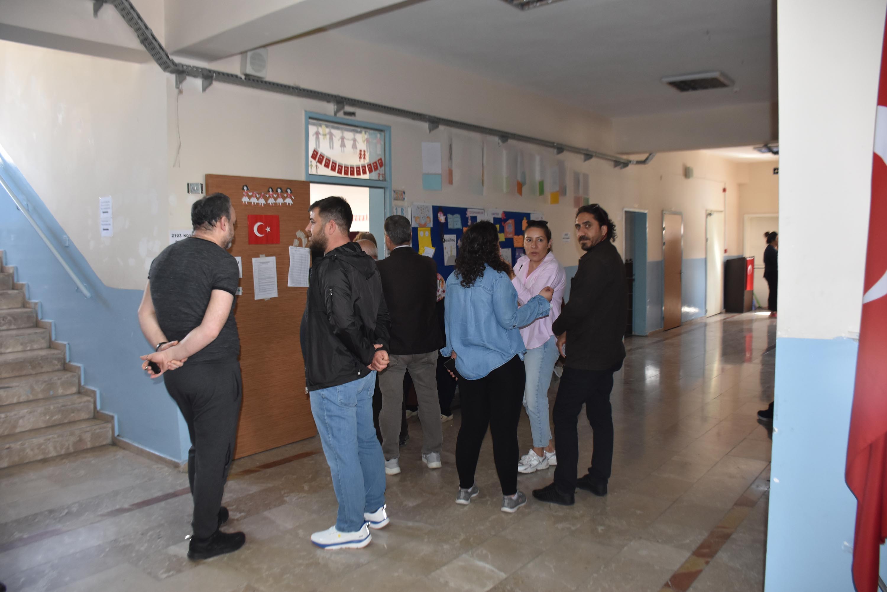 İzmir'deki okullarda oy kullanma yoğunluğu