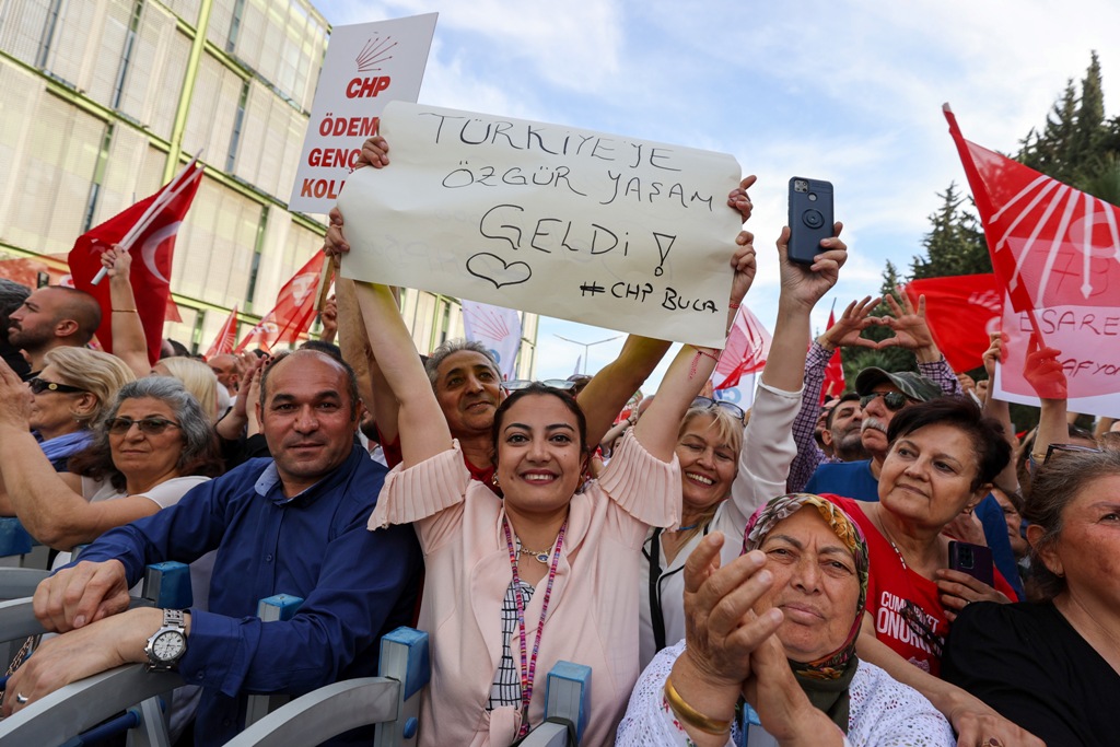 Tarihi zaferin ardından Özel'den İzmir çıkarması